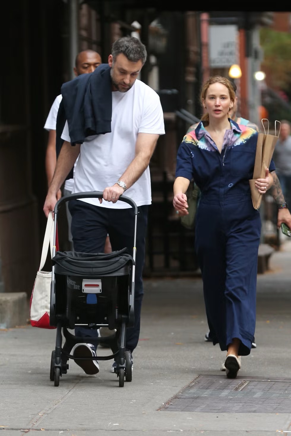 Lawrence ha reconocido que su esposo, Cooke Maroney, es un padre maravilloso, cuya implicación le ayuda a compaginar las exigencias de la maternidad con su carrera como actriz. | Fuente: Getty Images
