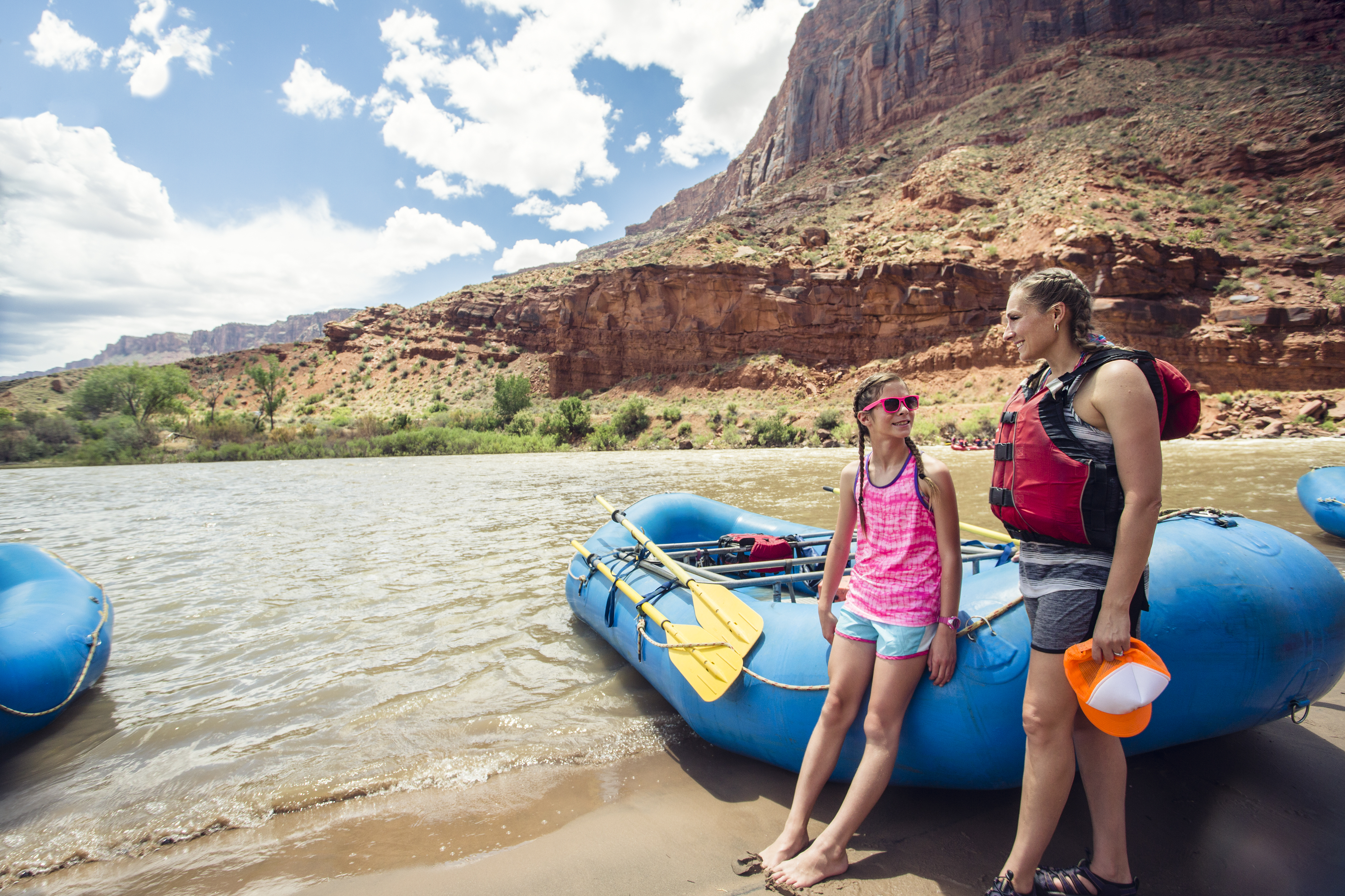 Una mujer y una niña cerca del río Colorado | Foto: Shutterstock