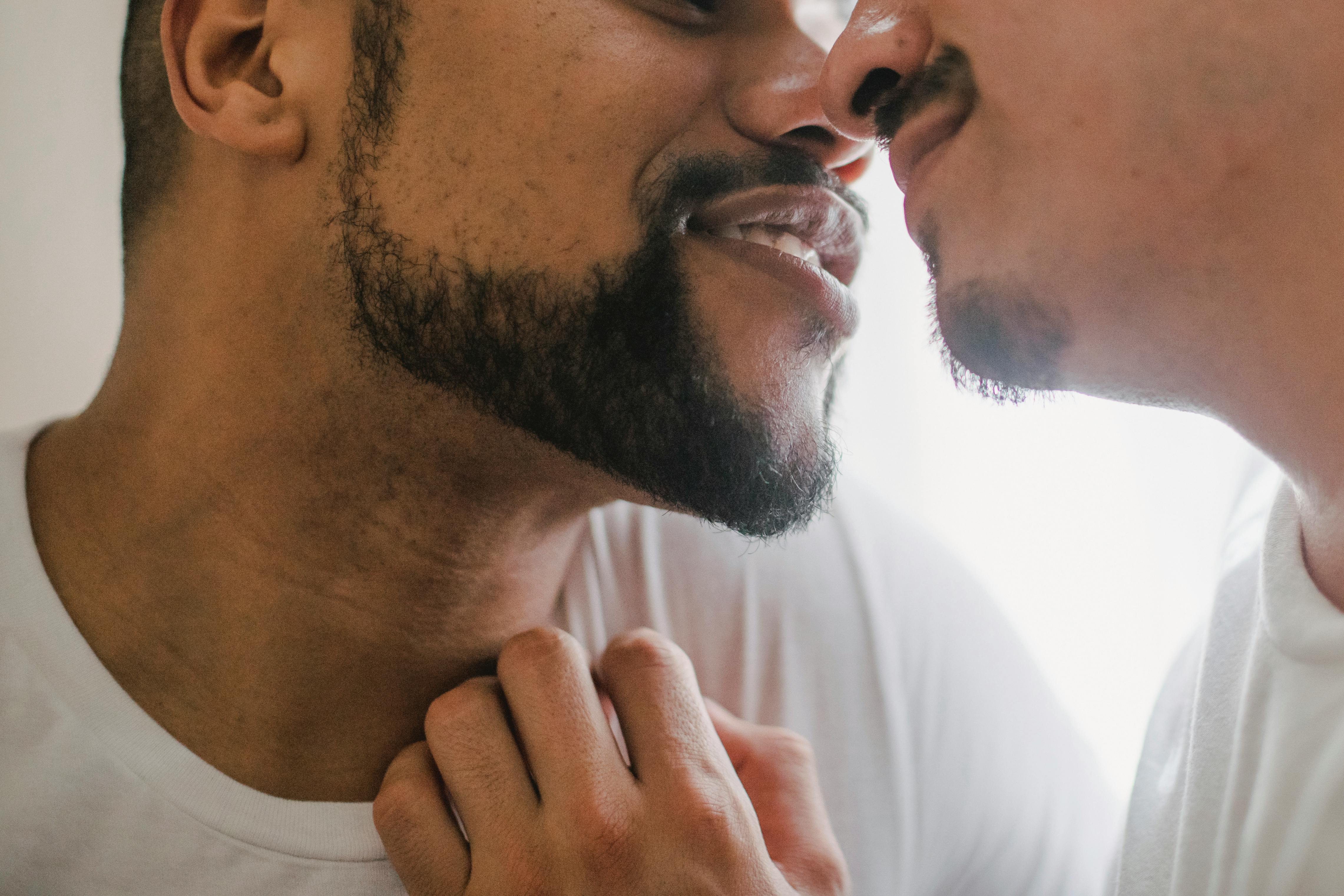 Dos hombres a punto de besarse | Foto: Pexels