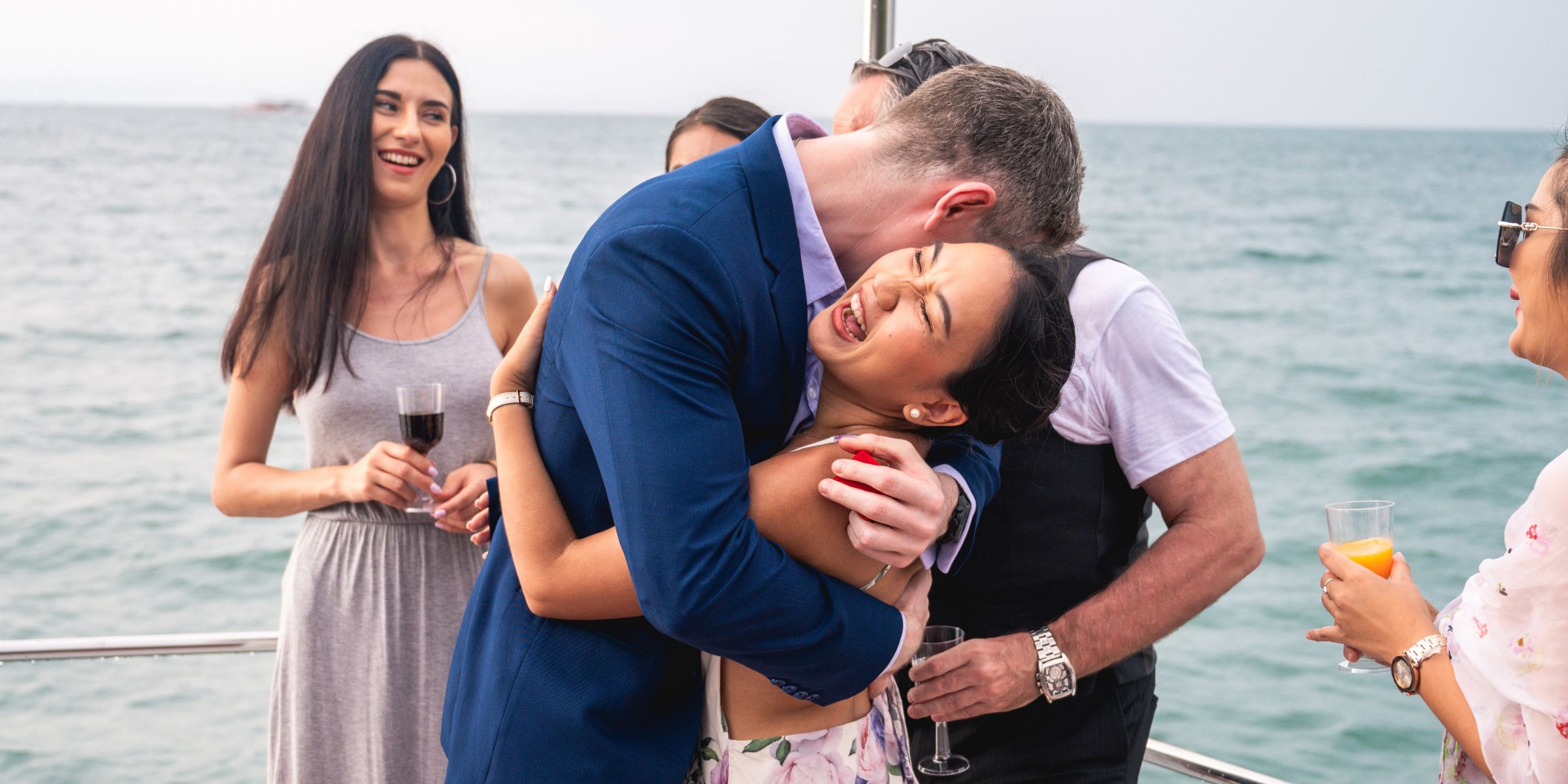 Una joven pareja abrazándose en un yate | Fuente: Shutterstock