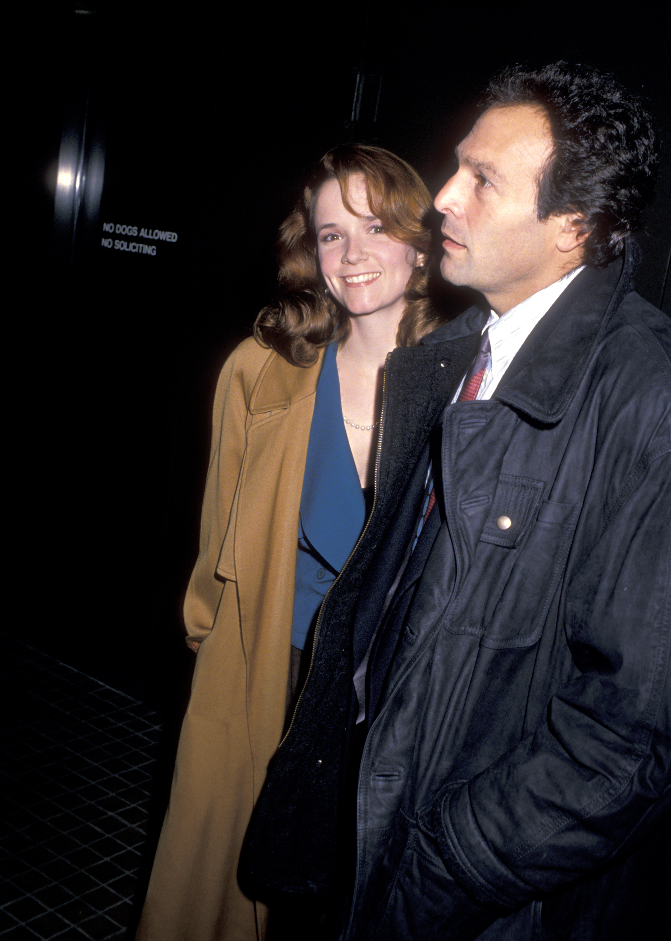 Lea Thompson y Howard Deutch en el estreno de "Working Girl" el 19 de diciembre de 1988 | Foto: Getty Images