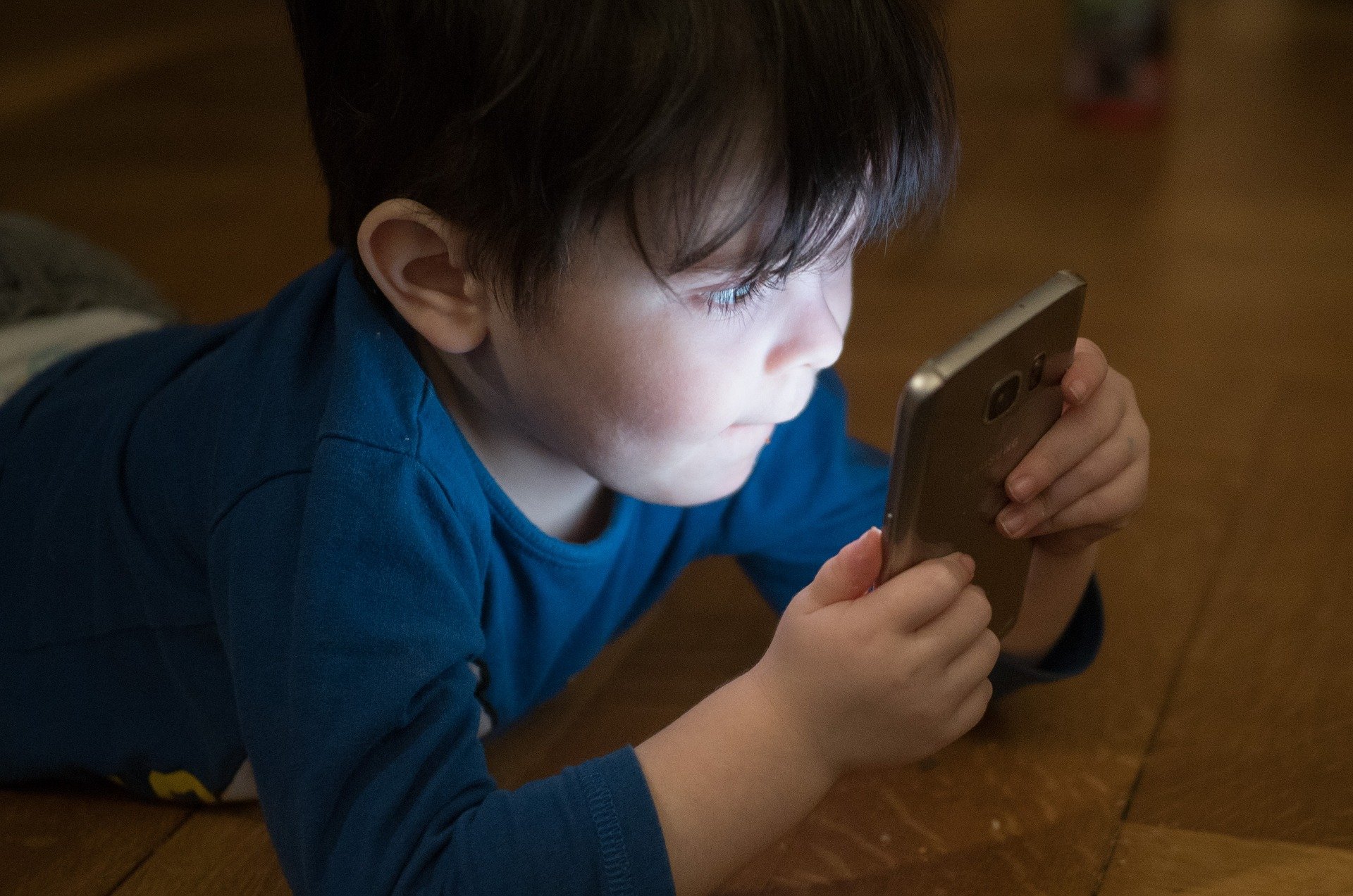 Un niño sosteniendo un teléfono móvil. | Foto: Pixabay