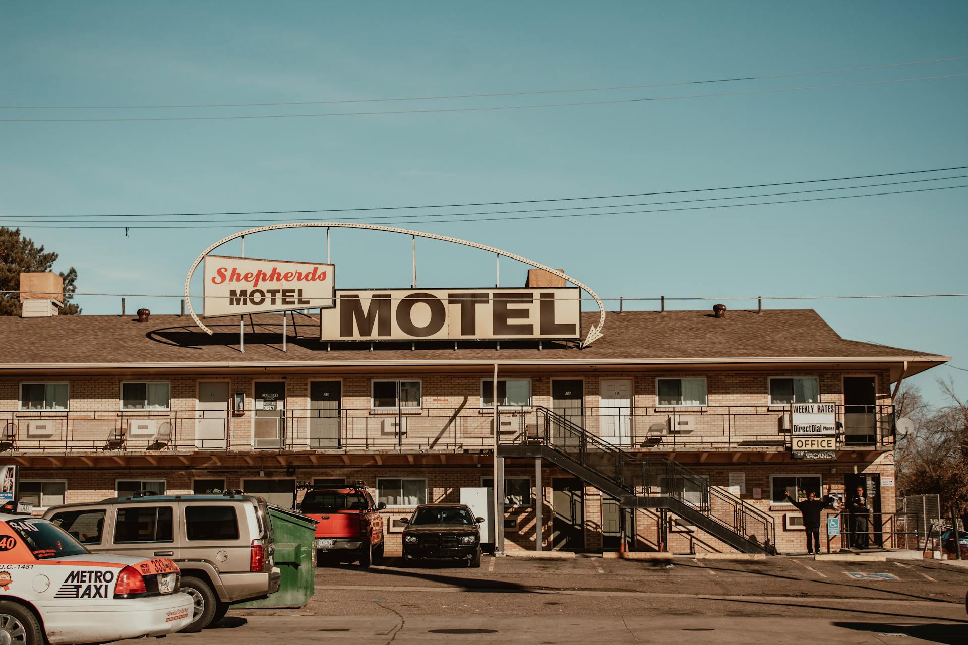 Automóviles aparcados en el exterior de un motel | Fuente: Pexels