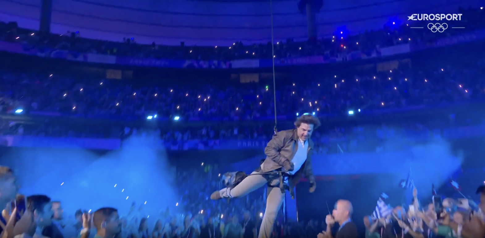 Tom Cruise aterrizando de su salto durante la ceremonia de clausura de los Juegos Olímpicos de París, publicada el 12 de agosto de 2024 | Fuente: YouTube/Eurosport