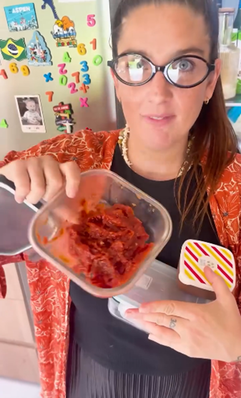 Juana Repetto mostrando el contenido de su heladera | Fuente: Instagram/juanarepettook