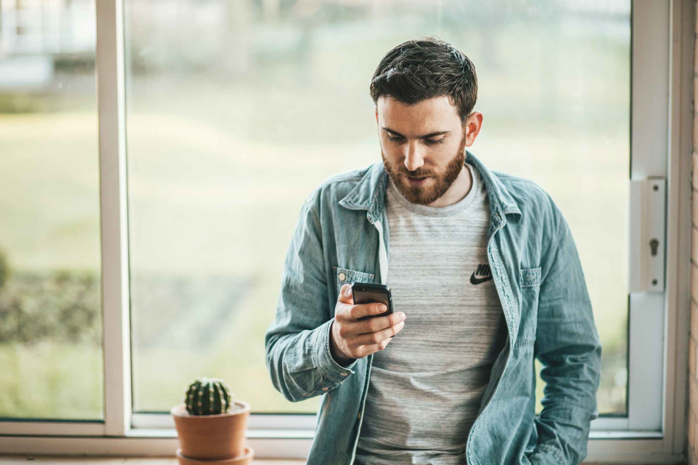 Un hombre sujetando su teléfono | Fuente: Unsplash