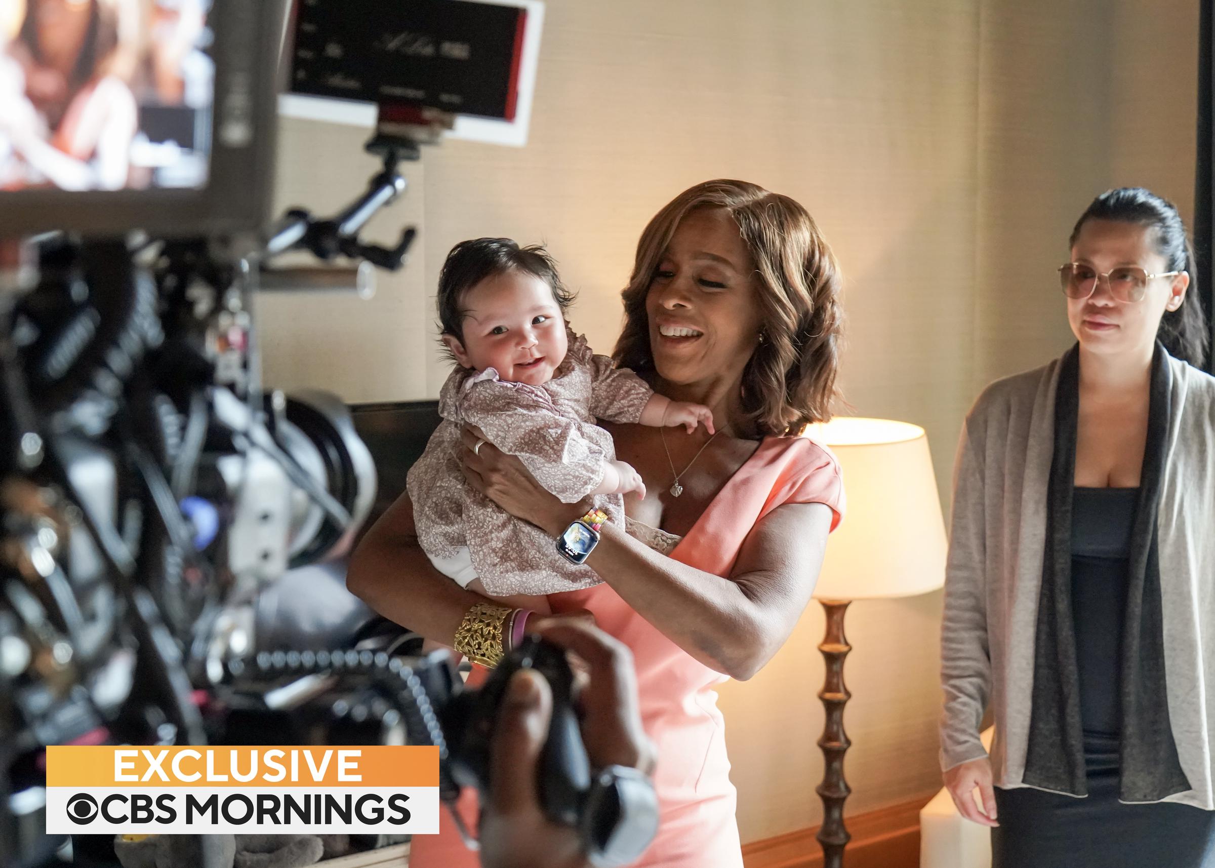 Tiffany Chen presenta a Gayle King a Gia Virginia Chen-De Niro el 14 de julio de 2023 | Fuente: Getty Images