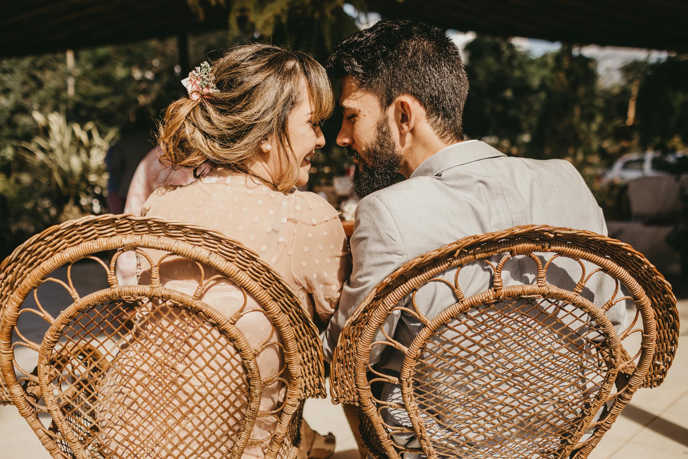 Invitados cuchicheando en una boda | Fuente: Pexels