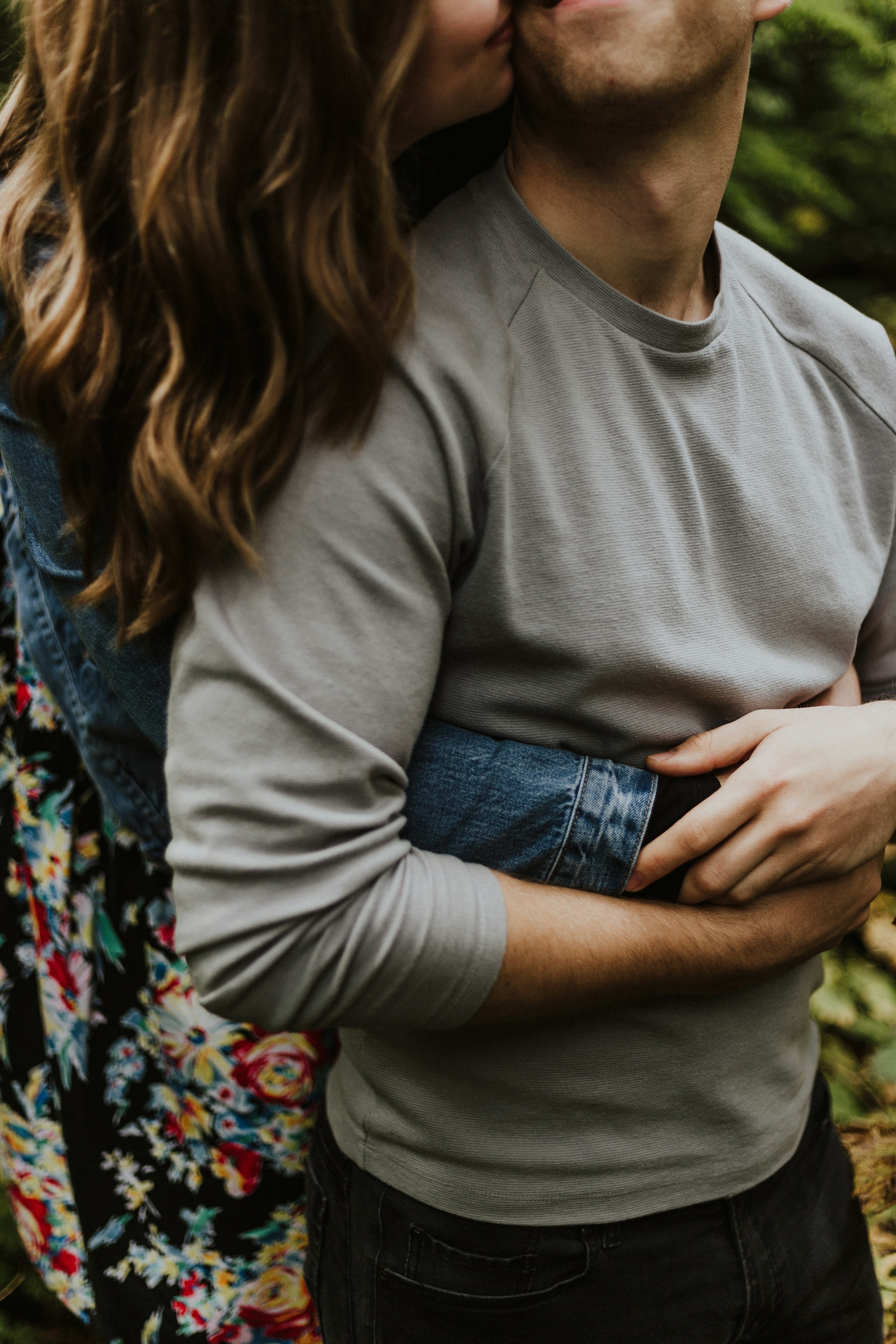 Una pareja abrazándose | Fuente: Unsplash