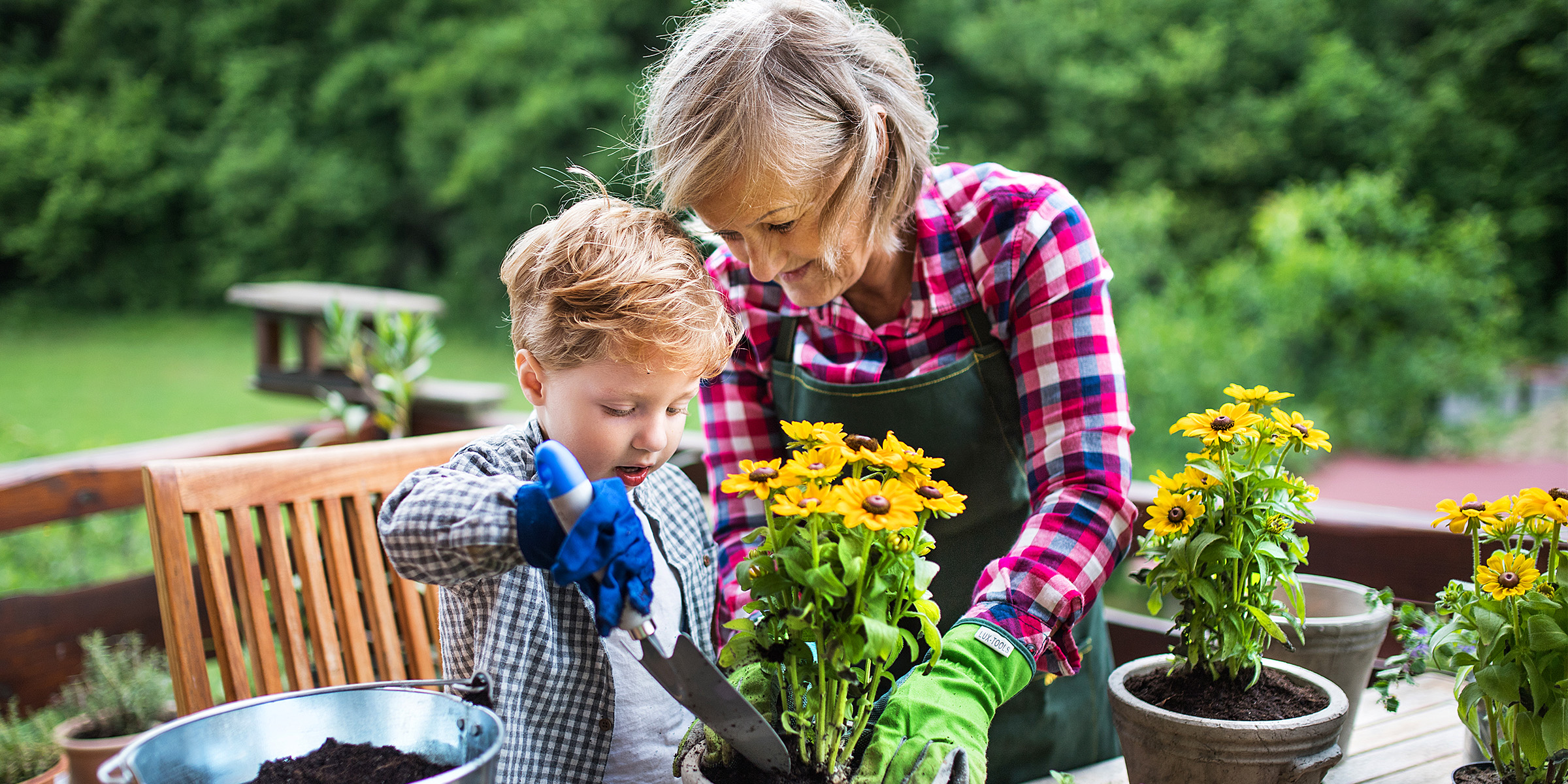 Una anciana y un niño haciendo jardinería | Fuente: Getty Images