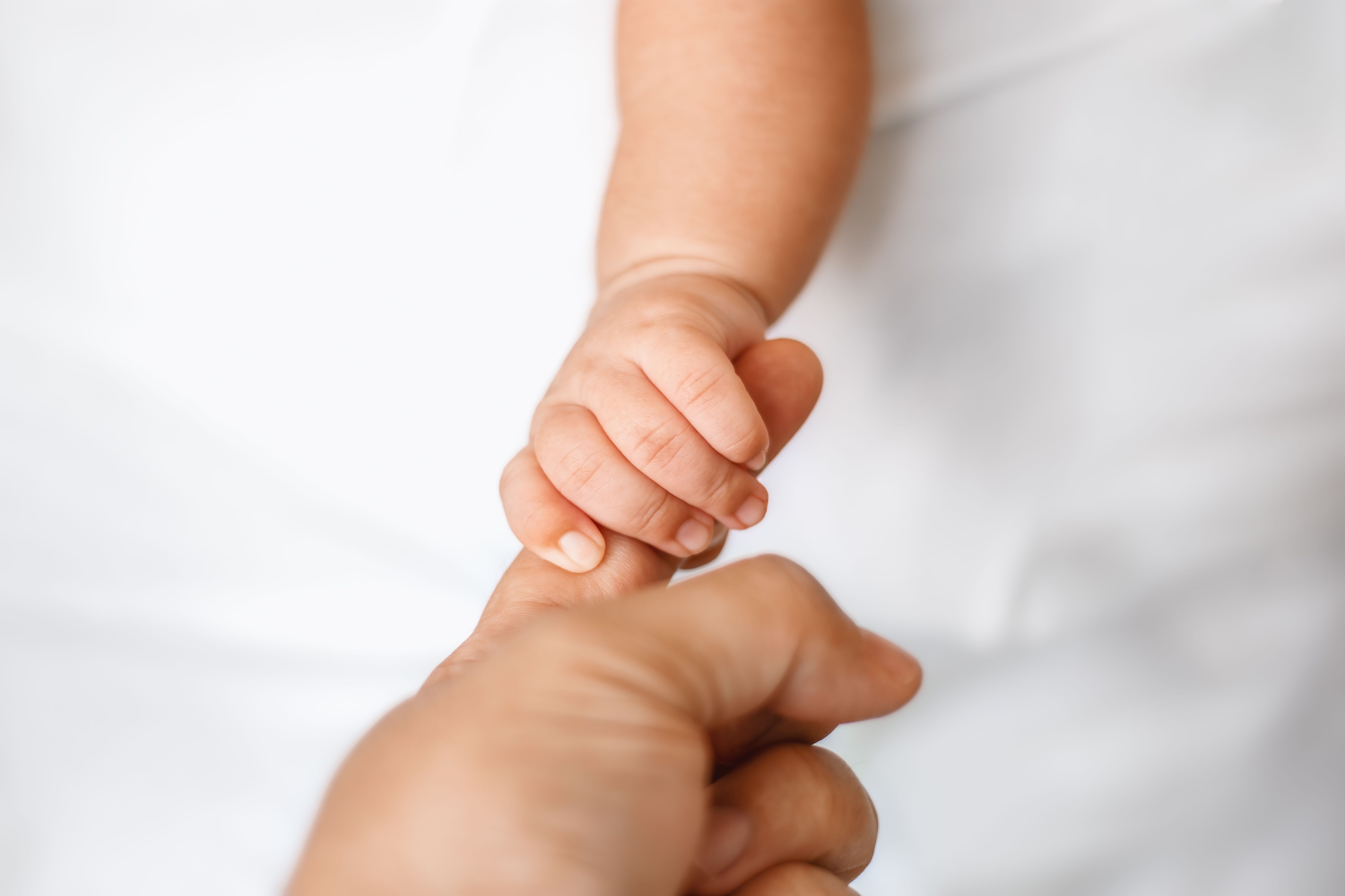 Un bebé cogiendo el dedo de un adulto. | Foto: Getty Images