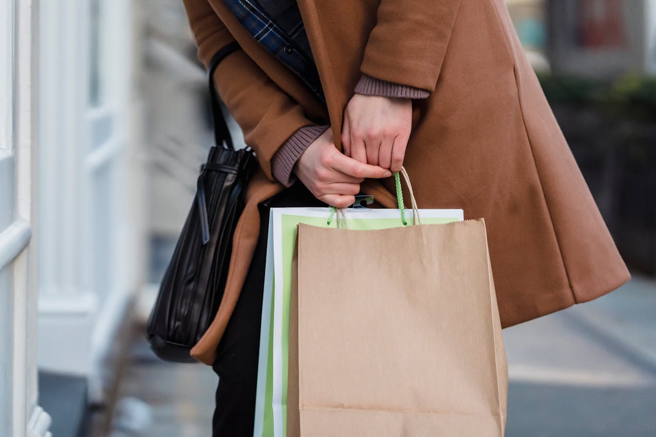 Una mujer con bolsas de la compra | Fuente: Pexels