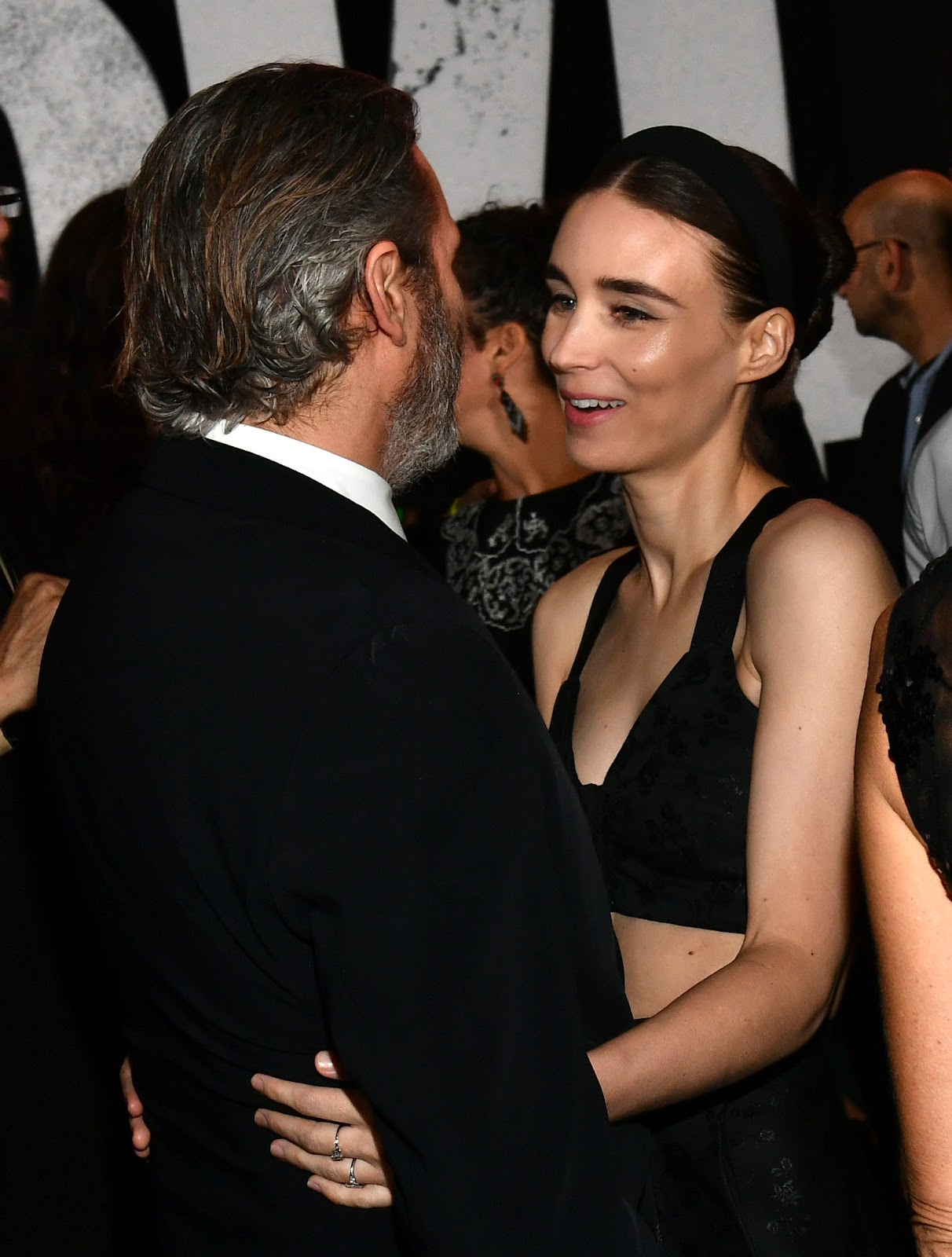 Joaquin Phoenix y Rooney Mara asistieron al estreno de "Joker" en 2019, un año especial para la pareja, ya que Mara fue vista luciendo un anillo de compromiso, marcando discretamente la profundización de su compromiso | Fuente: Getty Images