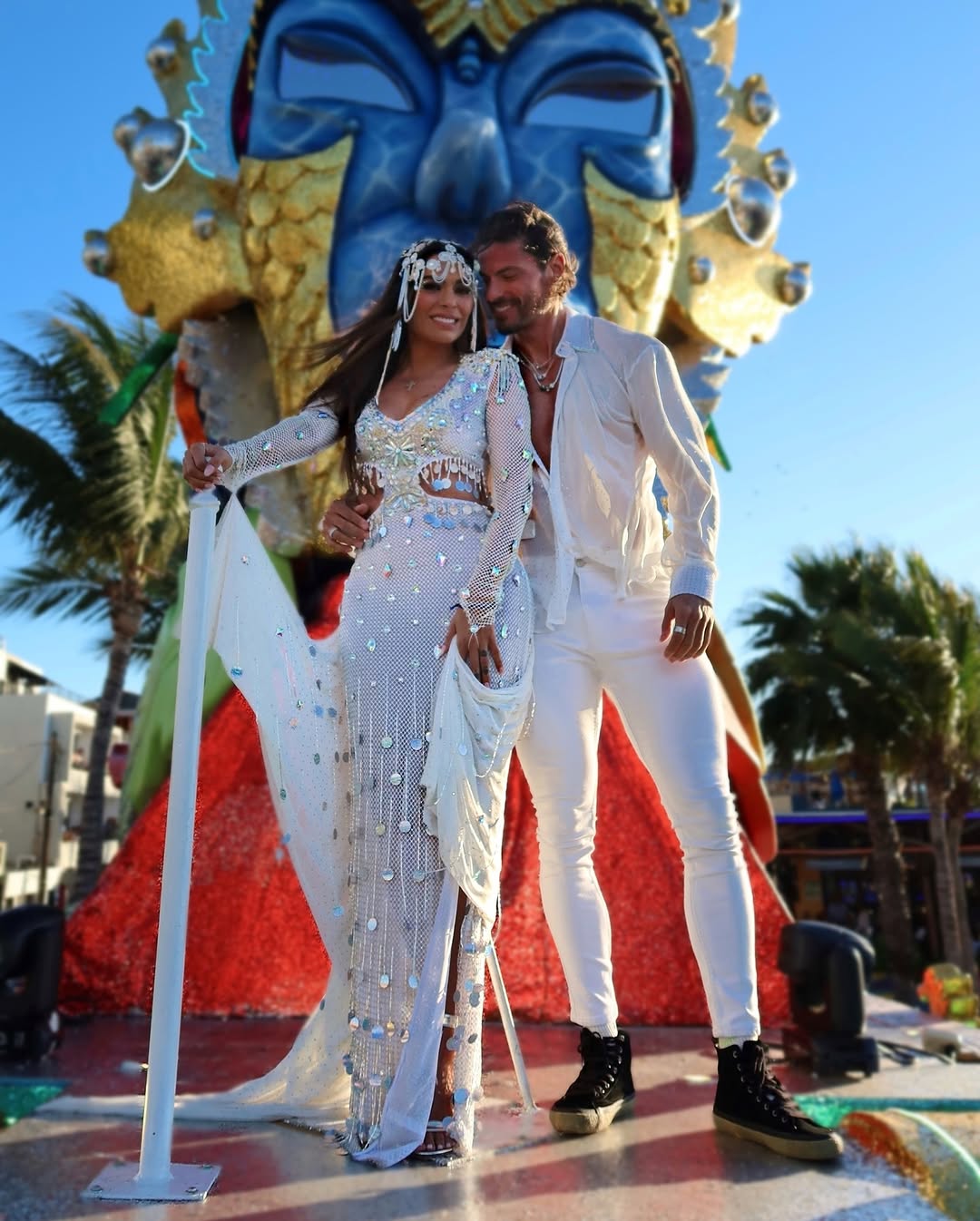 Galilea Montijo y el entrenador personal Isaac Moreno en el Carnaval de Mazatlán, México | Fuente: Instagram/galileamontijo