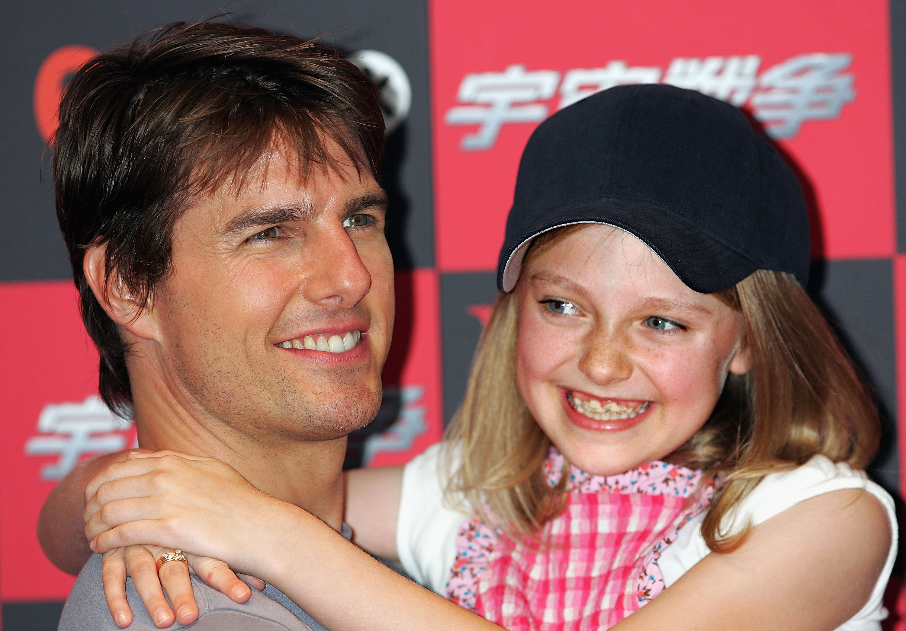 Tom Cruise y Dakota Fanning asisten a un photocall para promocionar "War of the Worlds" el 13 de junio de 2005 en Tokio, Japón | Foto: Getty Images