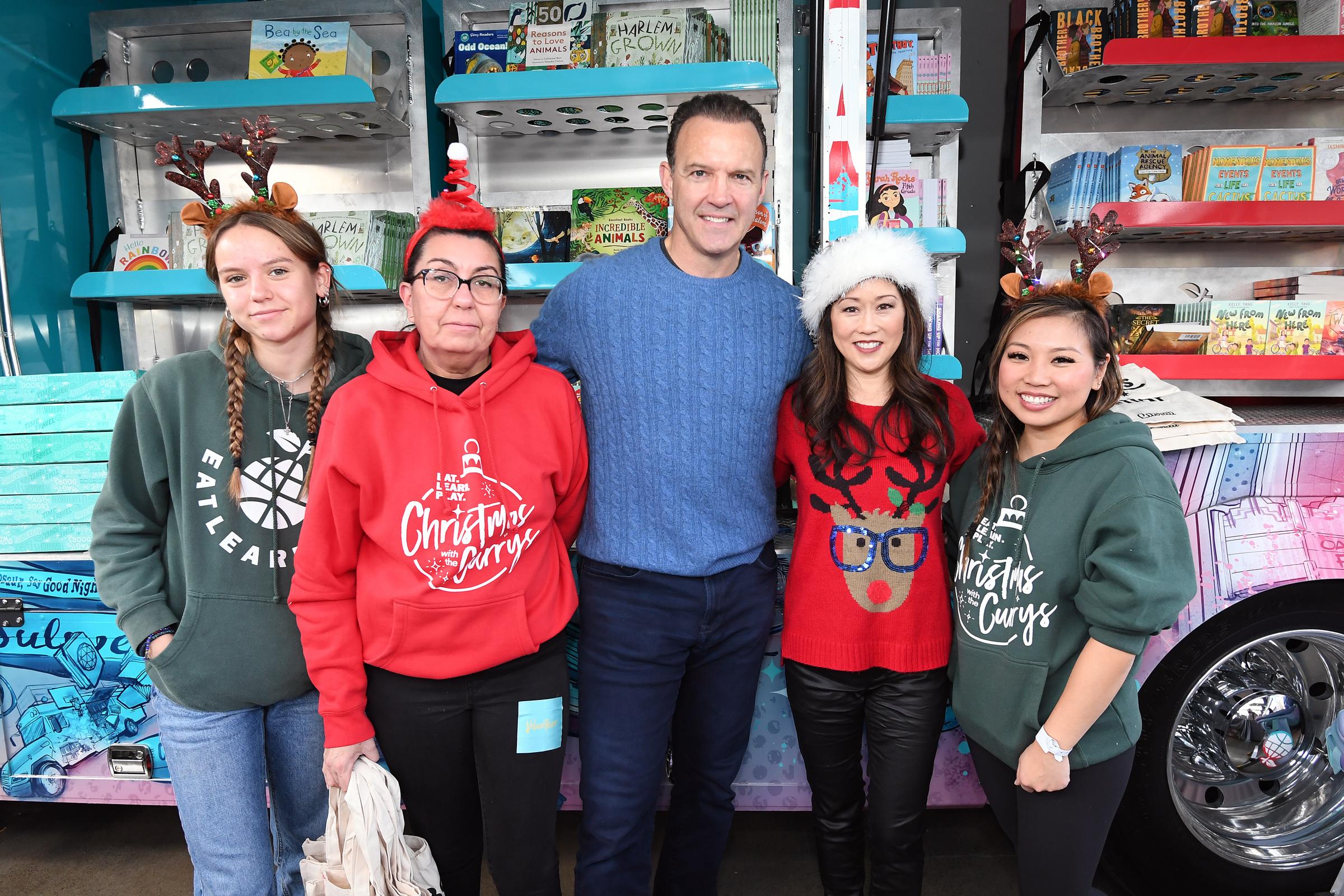 (C-R) Bret Hedican, Kristi Yamaguchi y un invitado asisten a Eat. Learn. Play's 10th Annual Christmas with the Currys Celebration el 11 de diciembre de 2022, en Oakland, California | Fuente: Getty Images