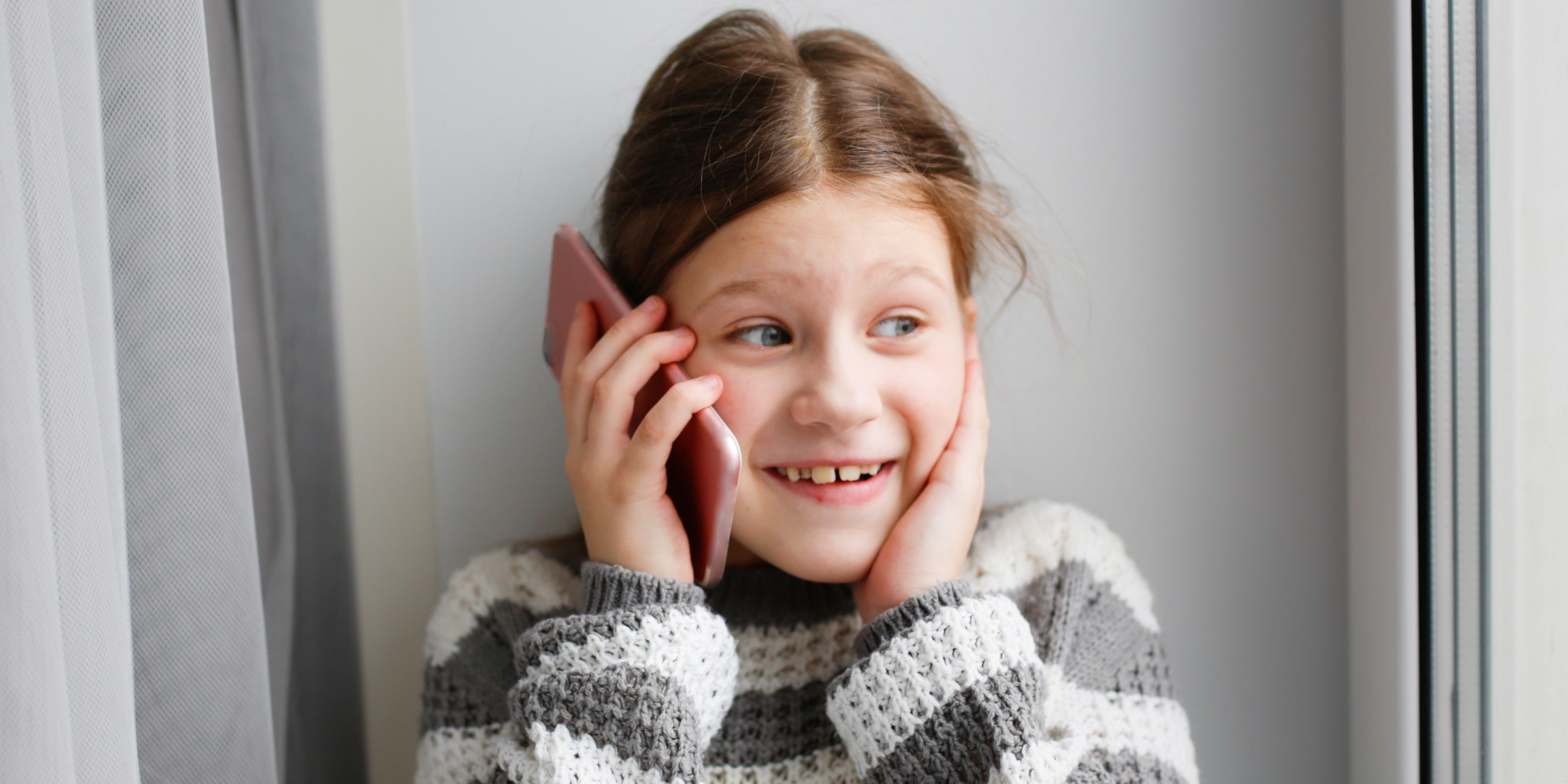 Una joven hablando por teléfono | Fuente: Shutterstock