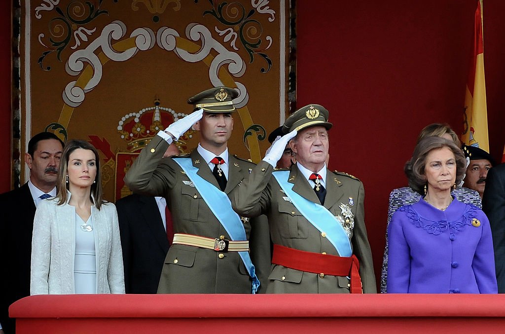 La Princesa Letizia, Felipe, Juan Carlos y la Reina Sofía durante el Desfile Militar del Día Nacional de España el 12 de octubre de 2008. | Foto: Getty Images.