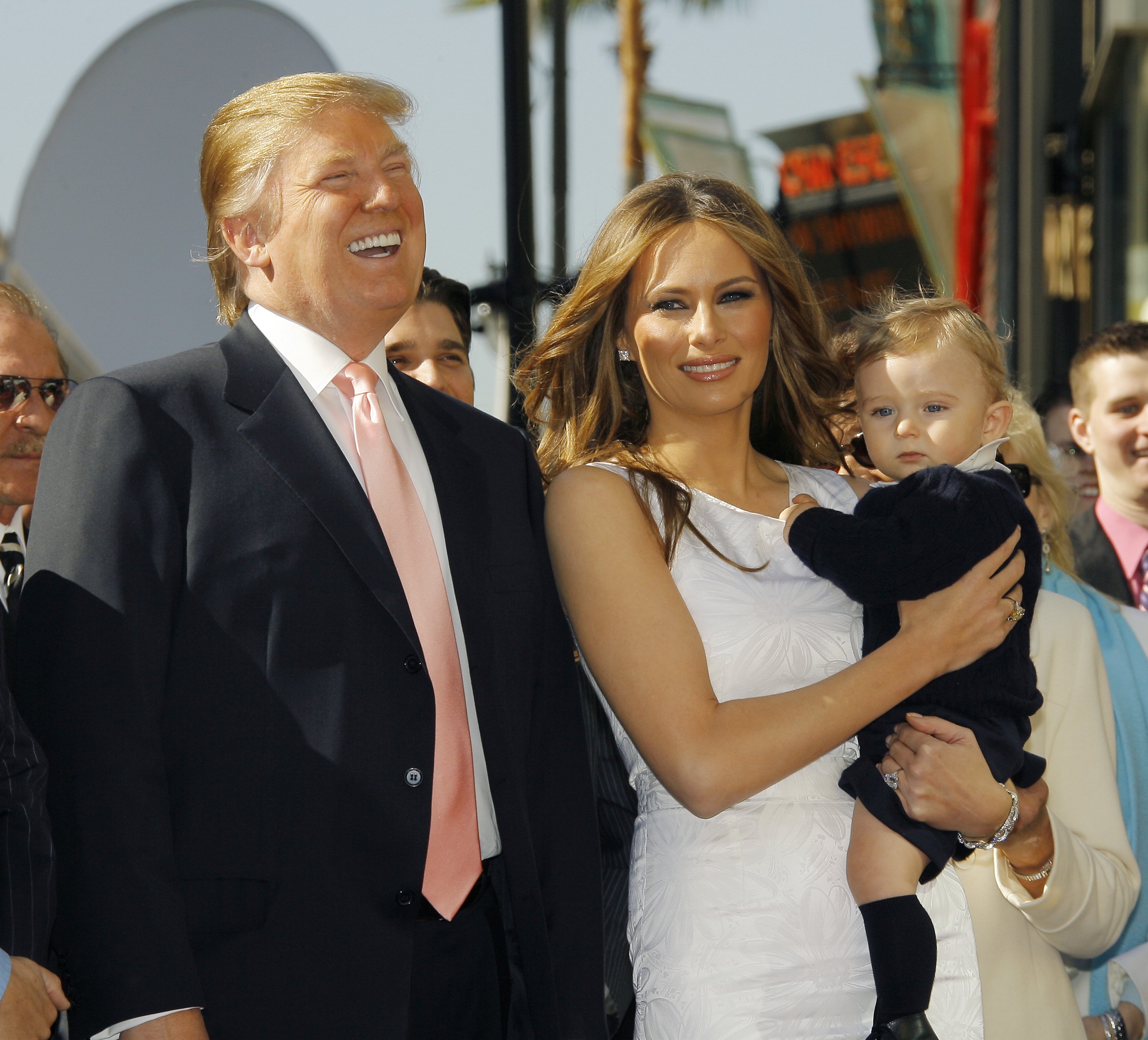 Donald, Melania y el bebé Barron Trump en la ceremonia de homenaje a Donald Trump con una estrella en el Paseo de la Fama de Hollywood el 16 de enero de 2006, en Hollywood, California. | Fuente: Getty Images