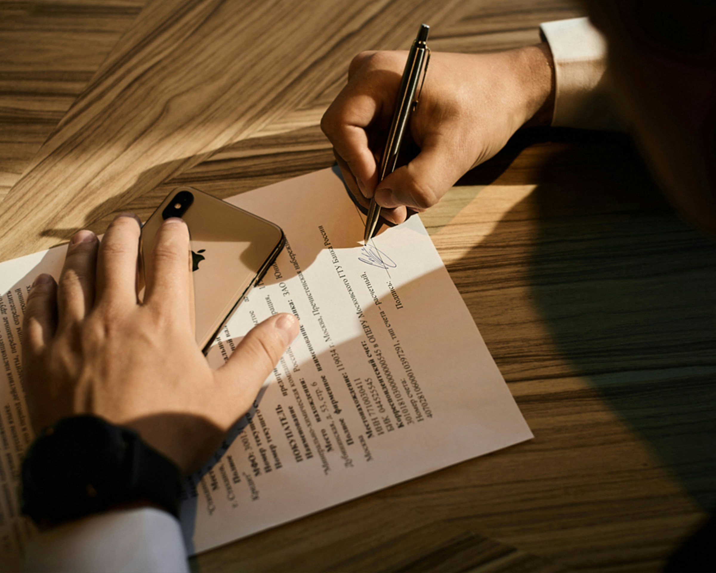 Un hombre firmando los papeles del divorcio | Fuente: Unsplash