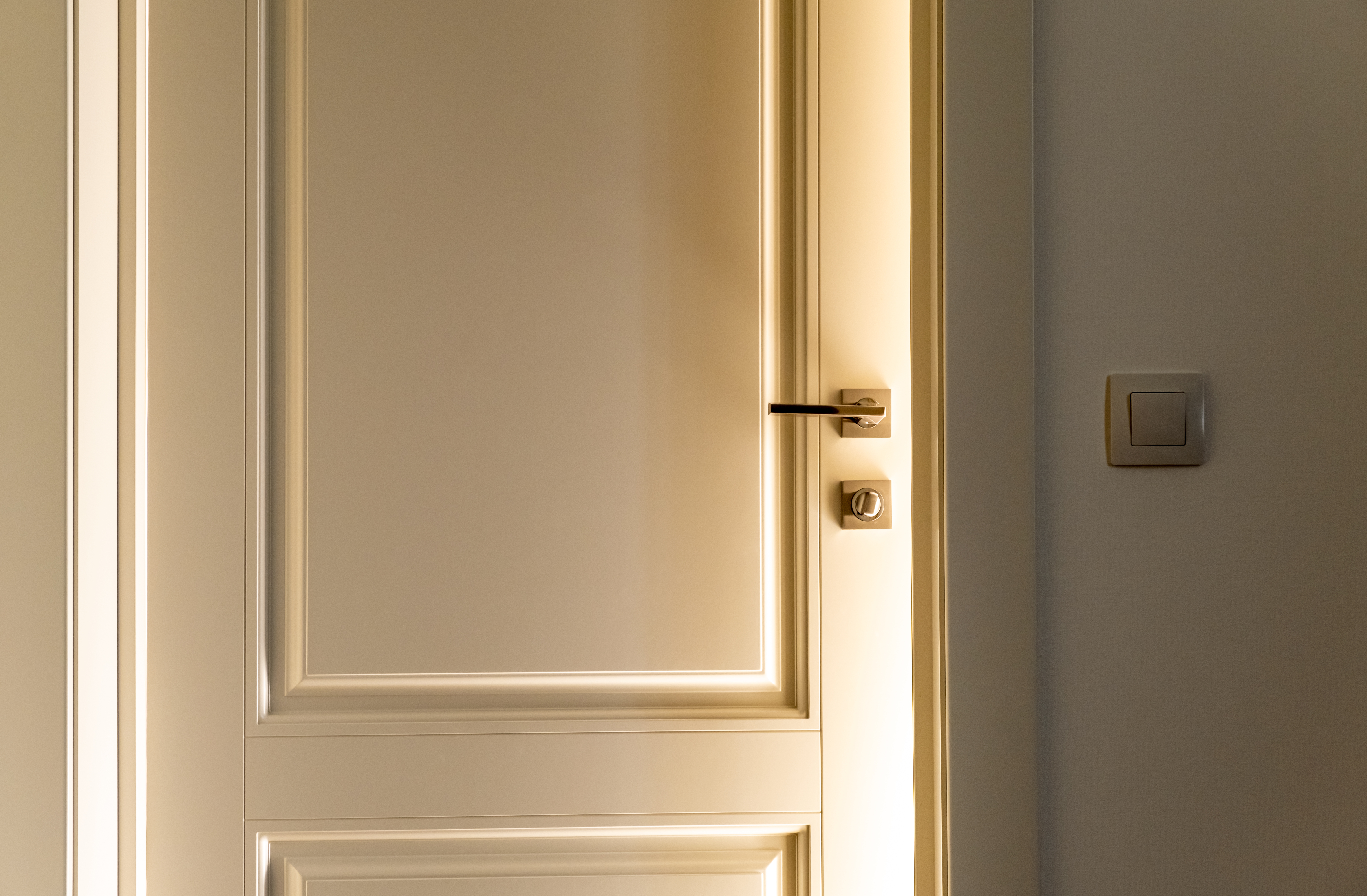 Rayos de luz brillante entran por una rendija de la puerta. | Fuente: Shutterstock