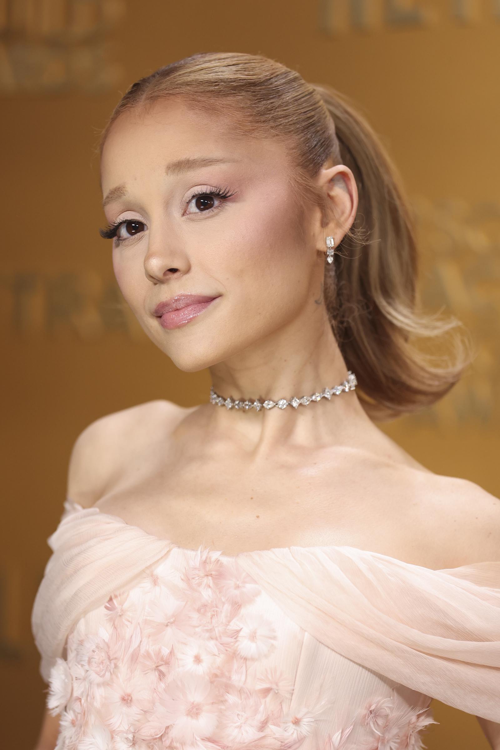 Ariana Grande llega a la 31ª edición de los Screen Actors Guild Awards el 23 de febrero de 2025 en Los Ángeles, California. | Fuente: Getty Images