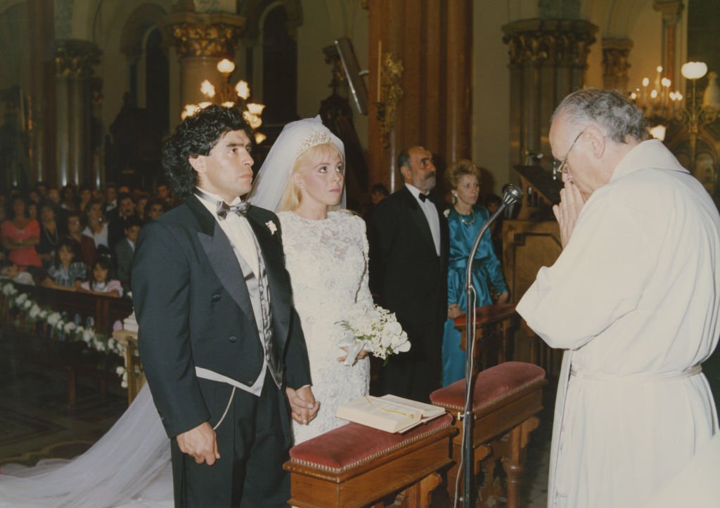 Diego Maradona y Claudia Villafañe durante su boda en la Iglesia Santísimo Sacramento, el 7 de noviembre de 1989 en Buenos Aires, Argentina. | Foto: Getty Images