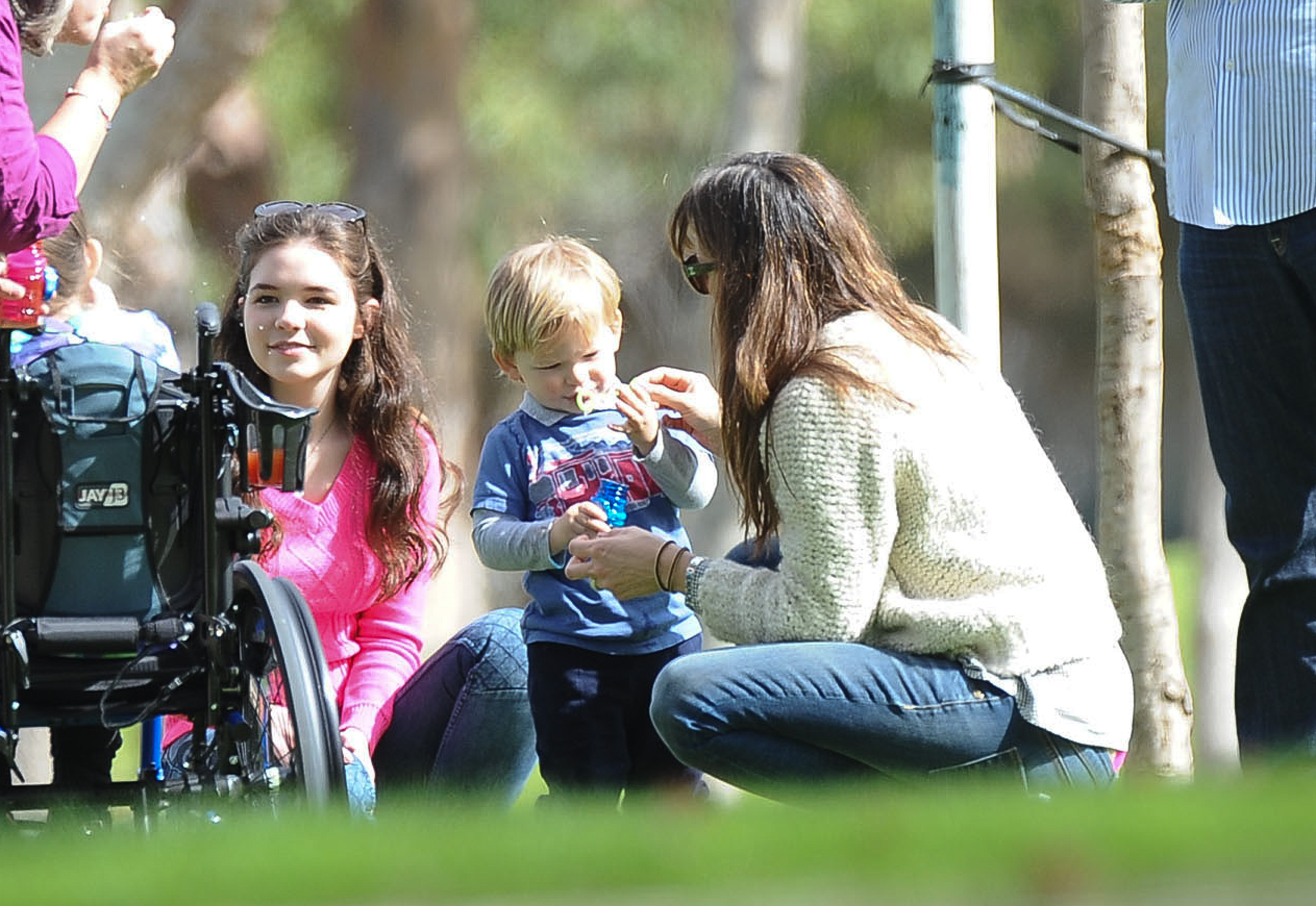 Samuel Garner Affleck disfruta jugando a las burbujas con Jennifer Garner en un parque el 8 de febrero de 2014, en Los Ángeles, California | Fuente: Getty Images