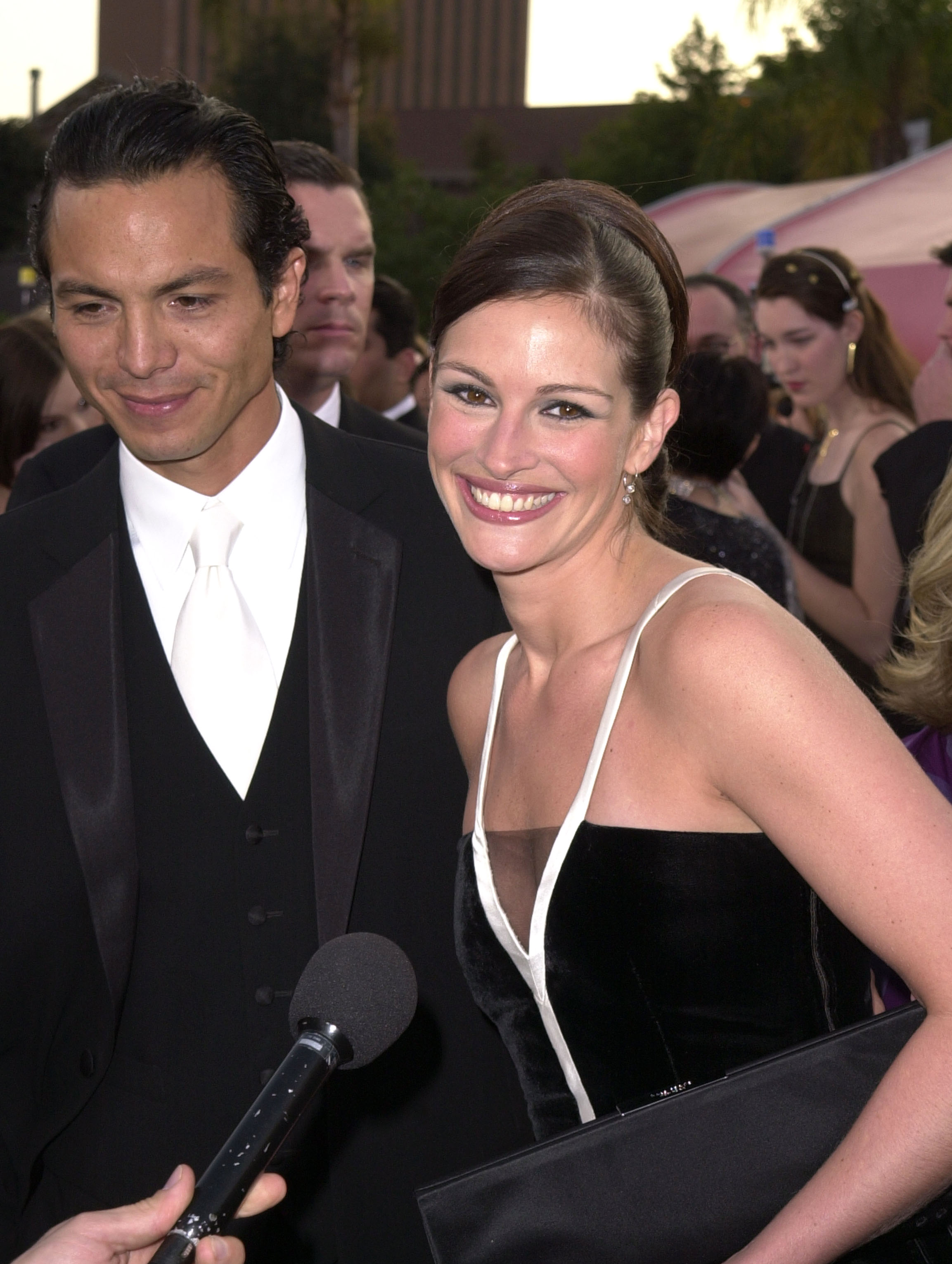 Benjamin Bratt y Julia Roberts en la 73 edición de los Premios de la Academia en Los Ángeles, California, en 2001. | Fuente: Getty Images