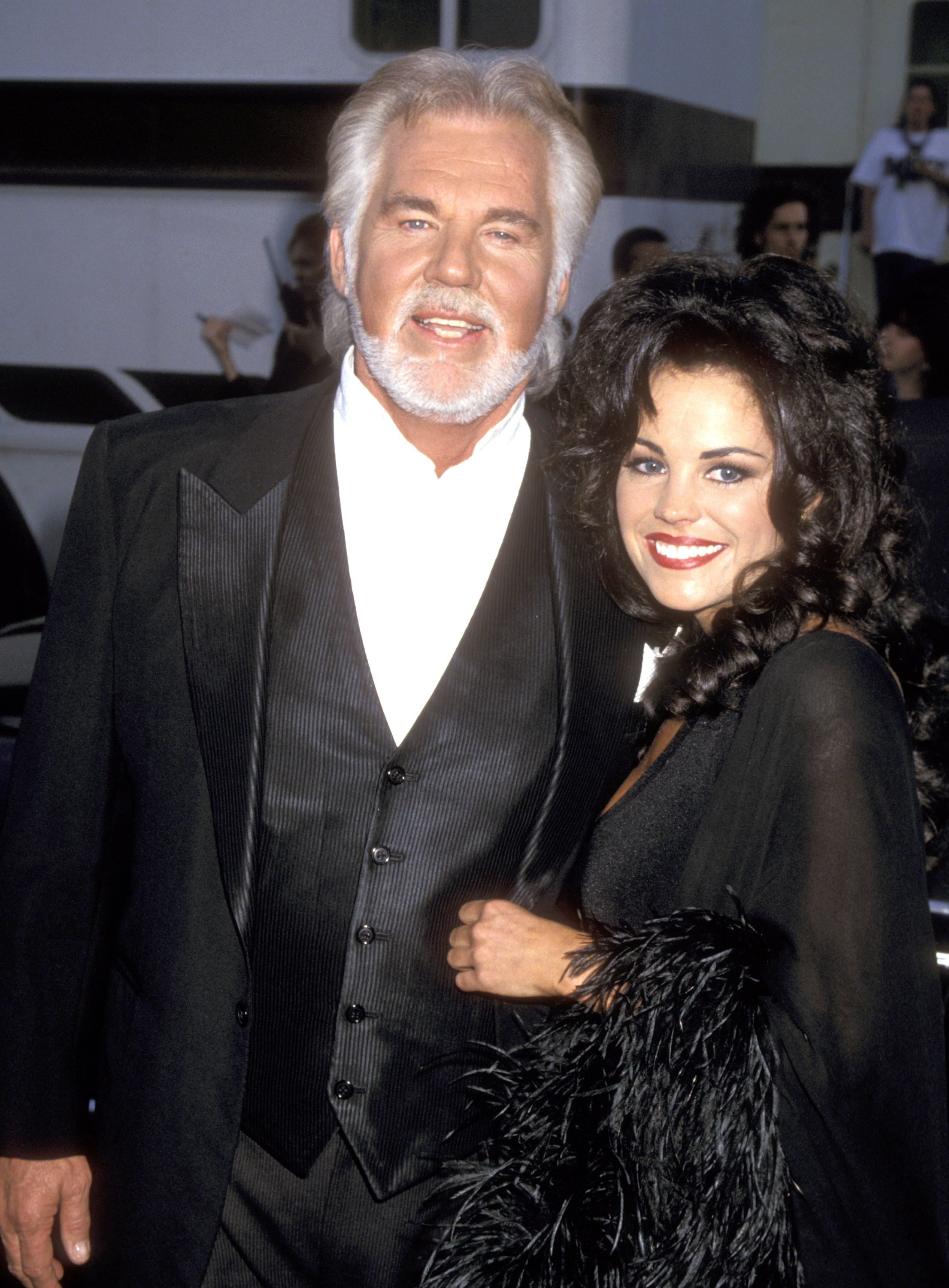 Kenny Rogers y su esposa Wanda Miller en la 22ª edición de los American Music Awards, el 30 de enero de 1995, en Los Ángeles, California | Foto: Getty Images