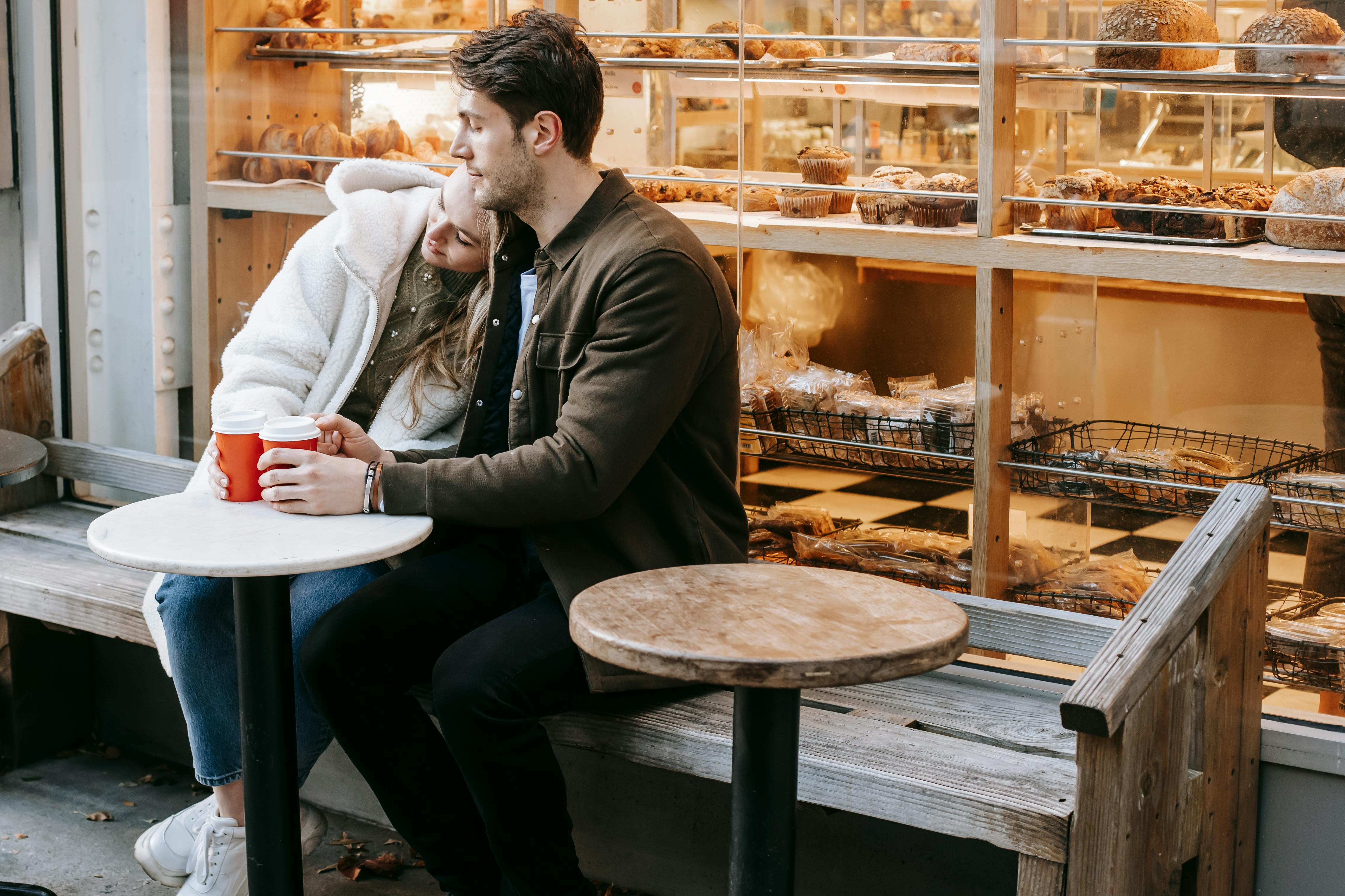 Una pareja en una cafetería | Fuente: Pexels