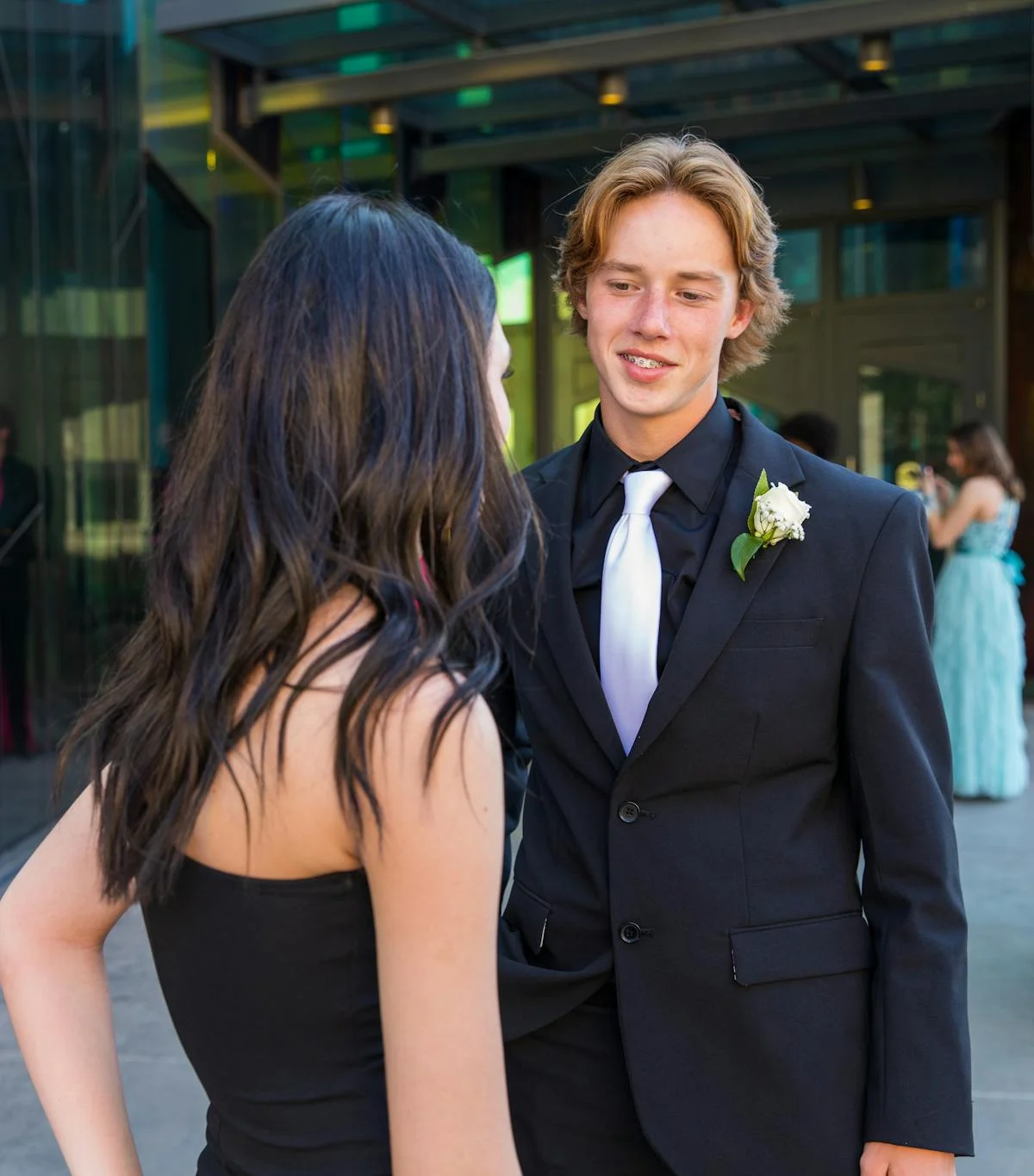 Una pareja en el baile de graduación hablando | Fuente: Pexels