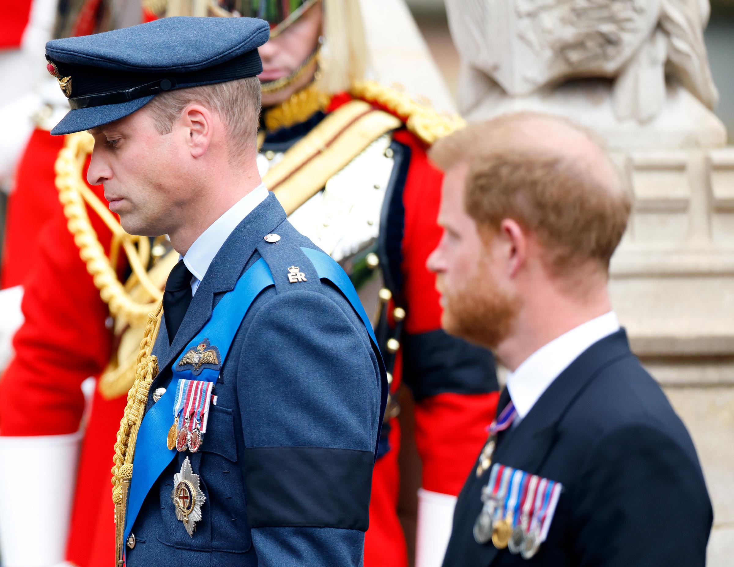 El príncipe William y el príncipe Harry en la ceremonia de entierro de la difunta Reina Elizabeth II en la Capilla de San George en Windsor, Inglaterra, el 19 de septiembre de 2022 | Fuente: Getty Images