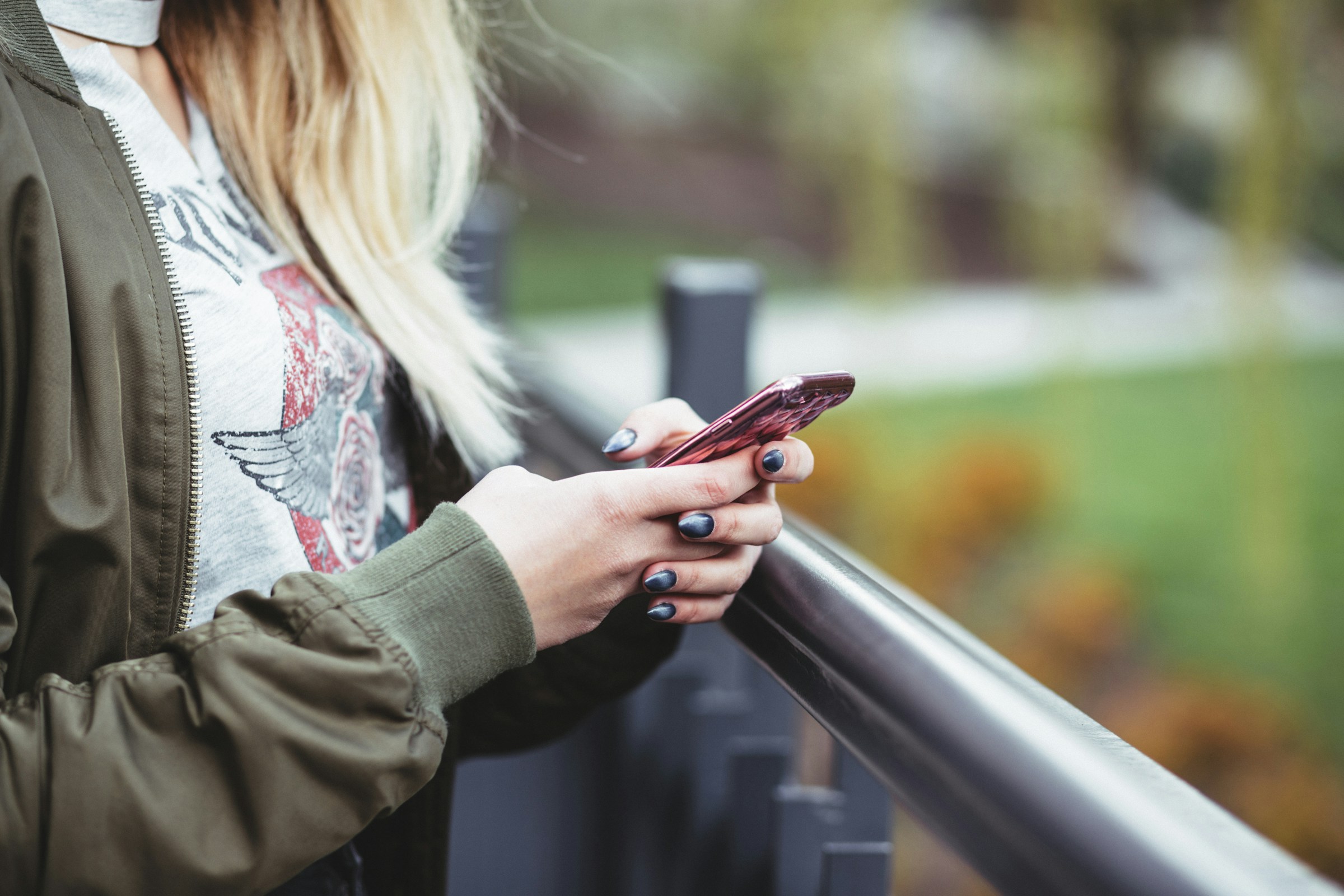 Mujer sujetando un smartphone | Fuente: Unsplash