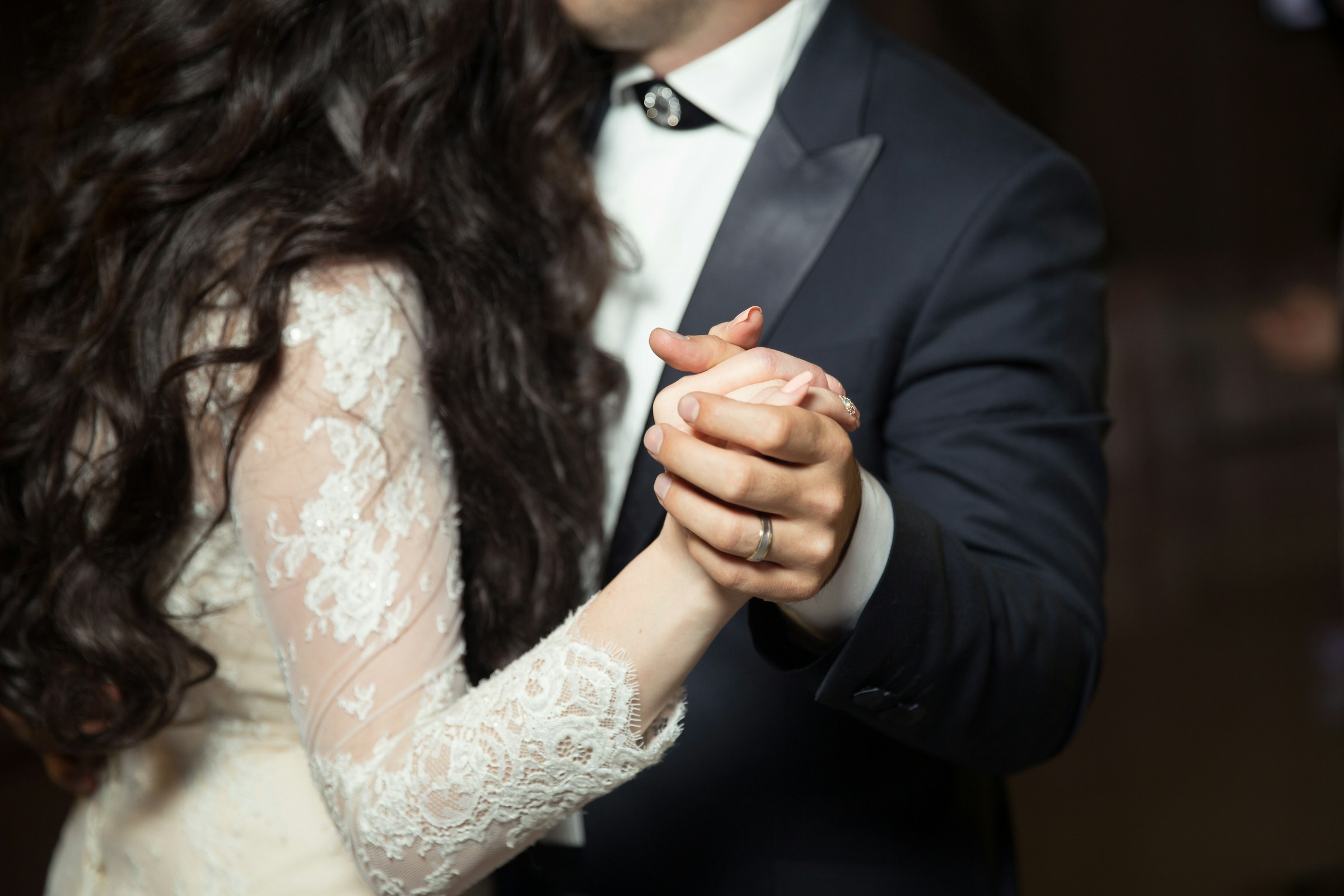 Una pareja de recién casados bailando | Fuente: Unsplash