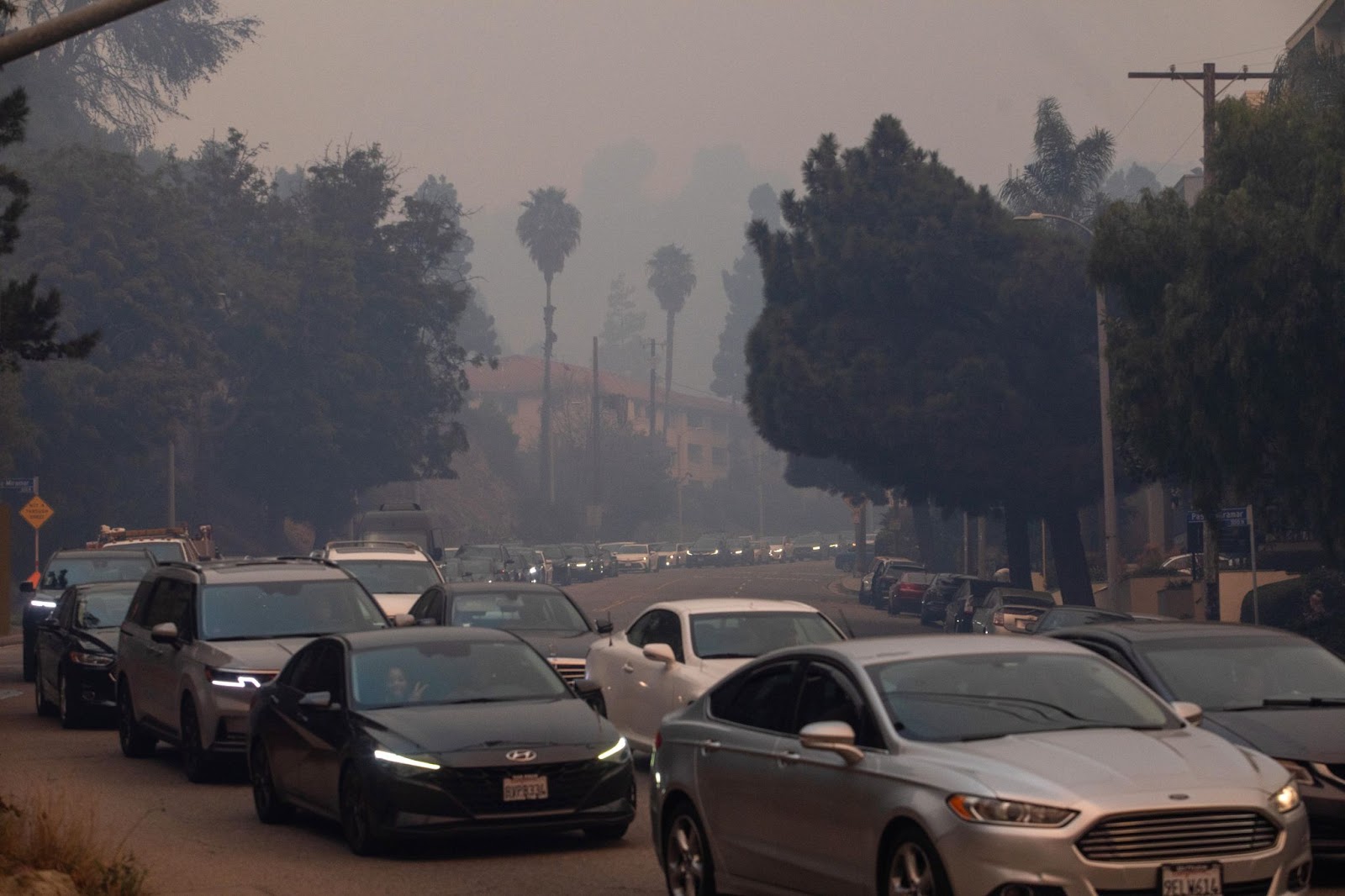 Vecinos conduciendo por Sunset Boulevard mientras evacuan del incendio de Palisades el 7 de enero de 2025, en el barrio de Pacific Palisades de Los Ángeles, California. | Fuente: Getty Images