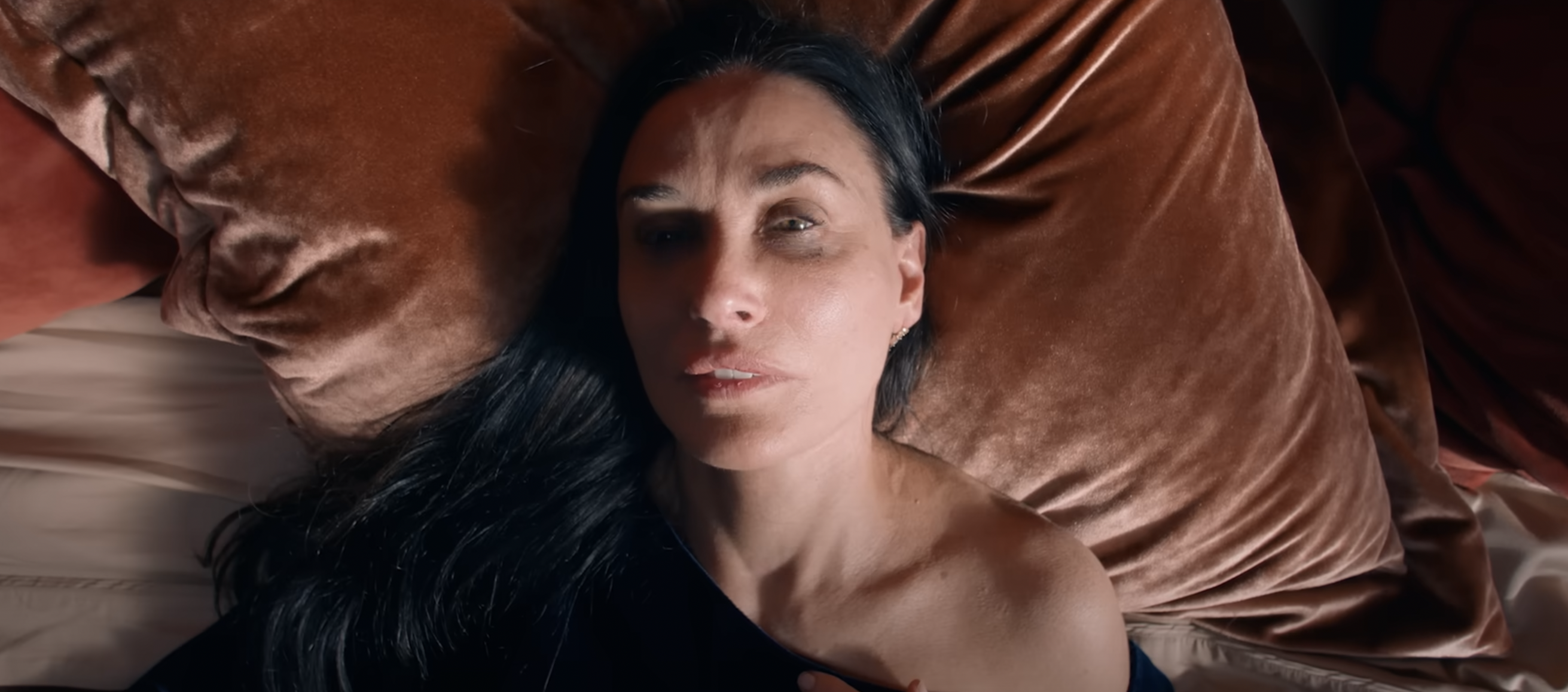 Demi Moore en el plató de "The Substance", en 2024 | Fuente: YouTube/MUBI