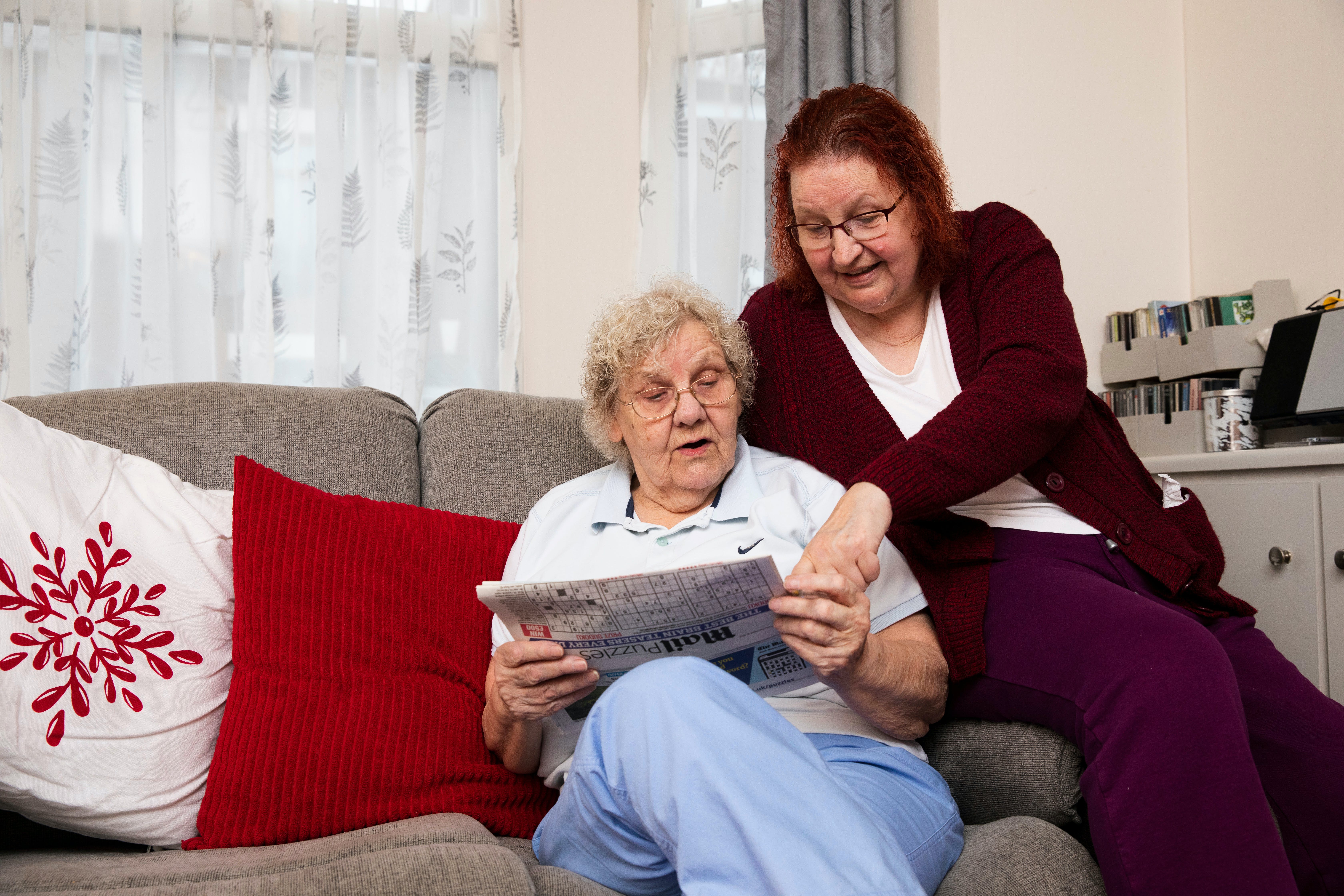 Dos ancianas leyendo juntas el periódico | Foto: Pexels