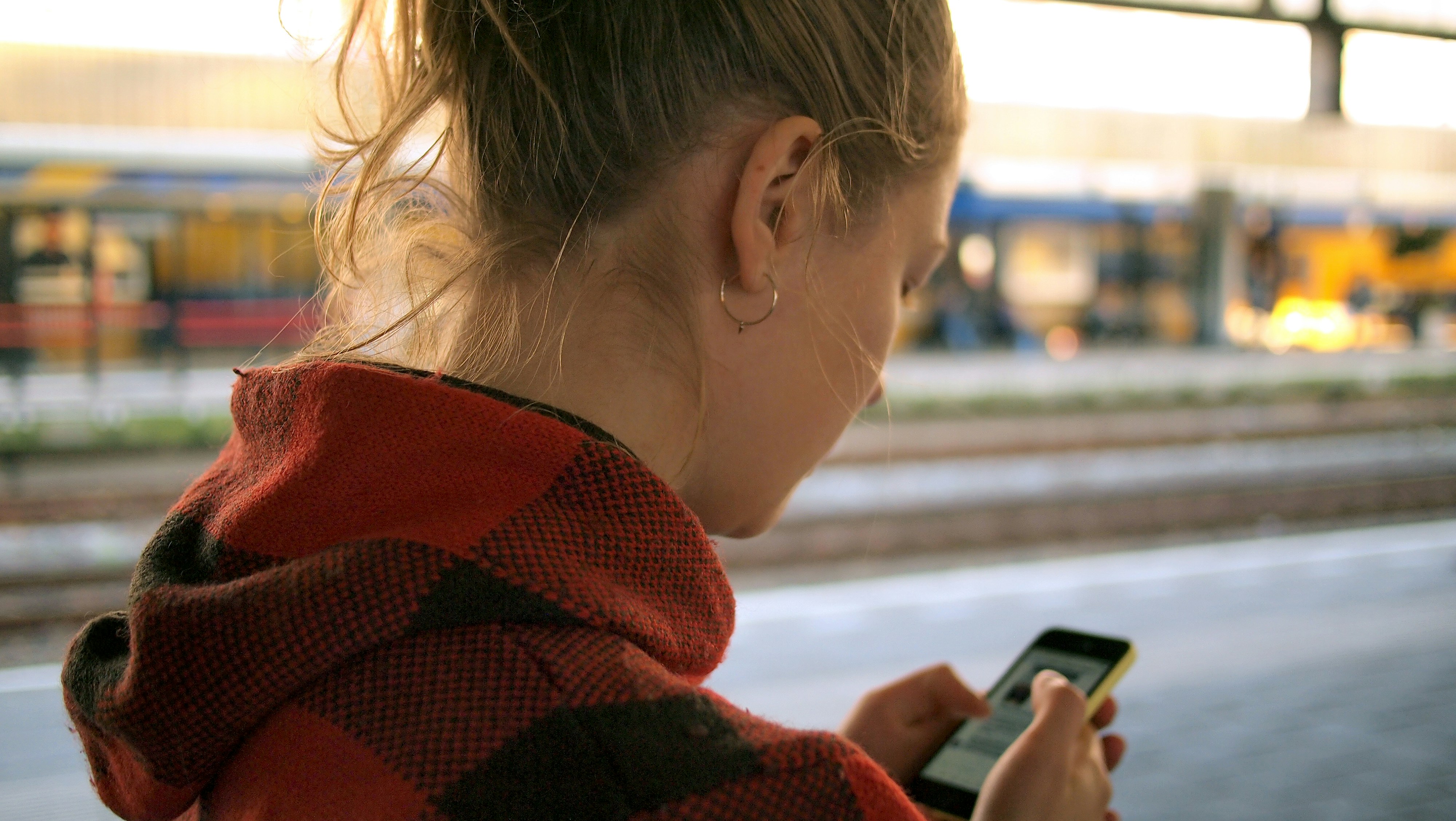 Una mujer ocupada con su teléfono | Fuente: Unsplash