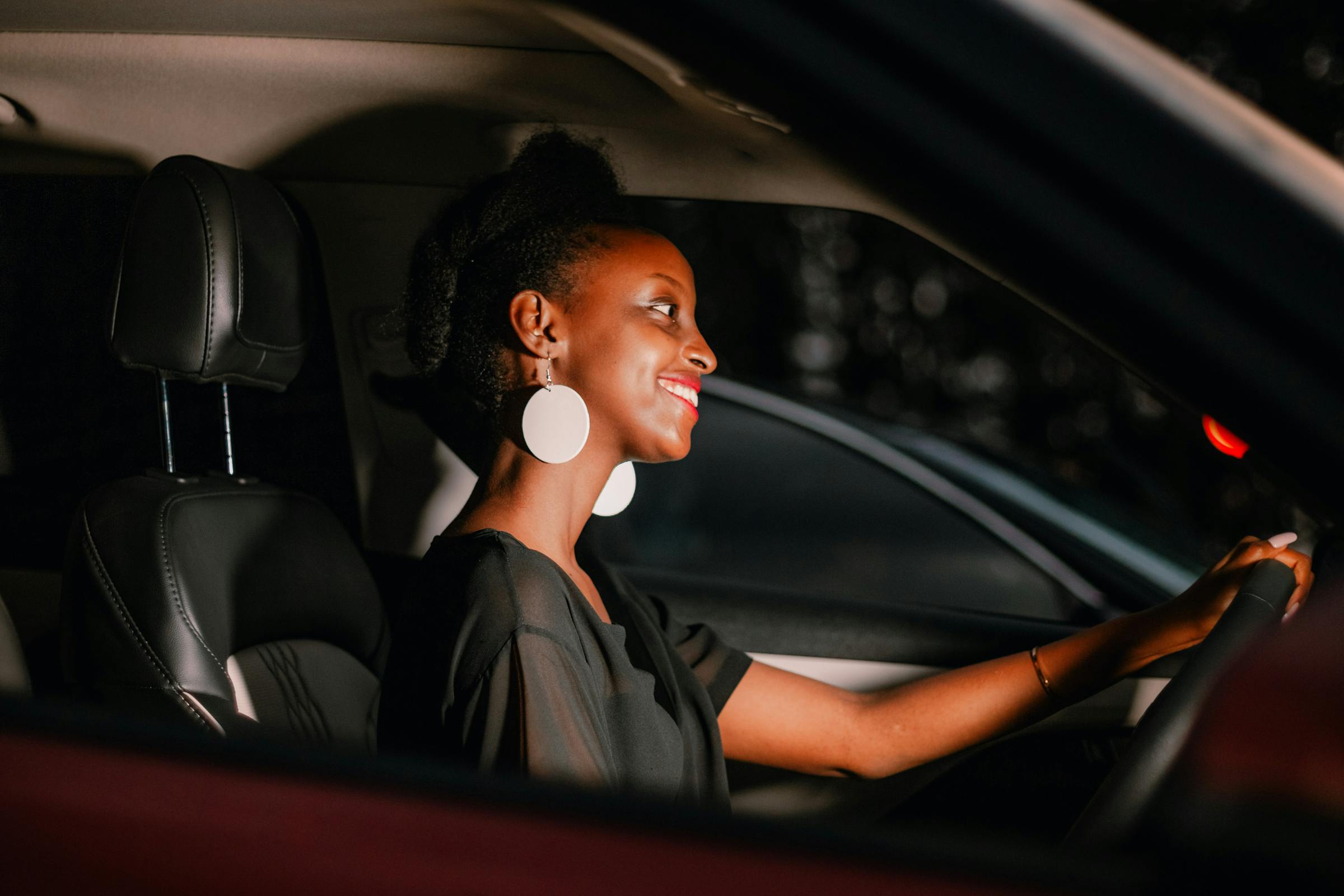 Una mujer conduciendo | Fuente: Pexels