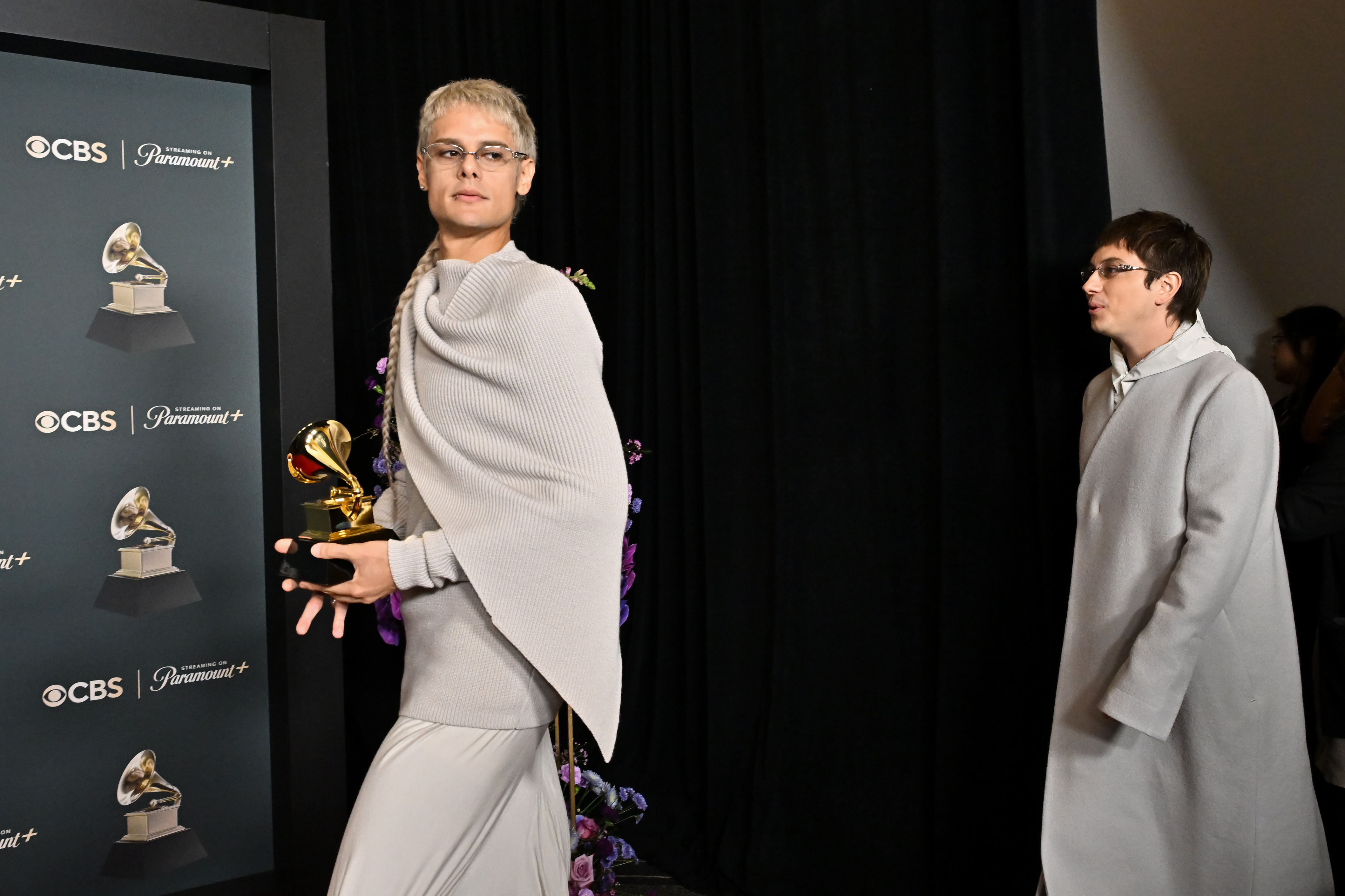 Ca7riel y Paco Amoroso con el Grammy al Mejor Álbum de Rock Latino o Alternativo por "Papota" en los 68º Premios GRAMMY celebrados en el Crypto.com Arena el 01 de febrero de 2026 en Los Ángeles, California. | Fuente: Getty Images.