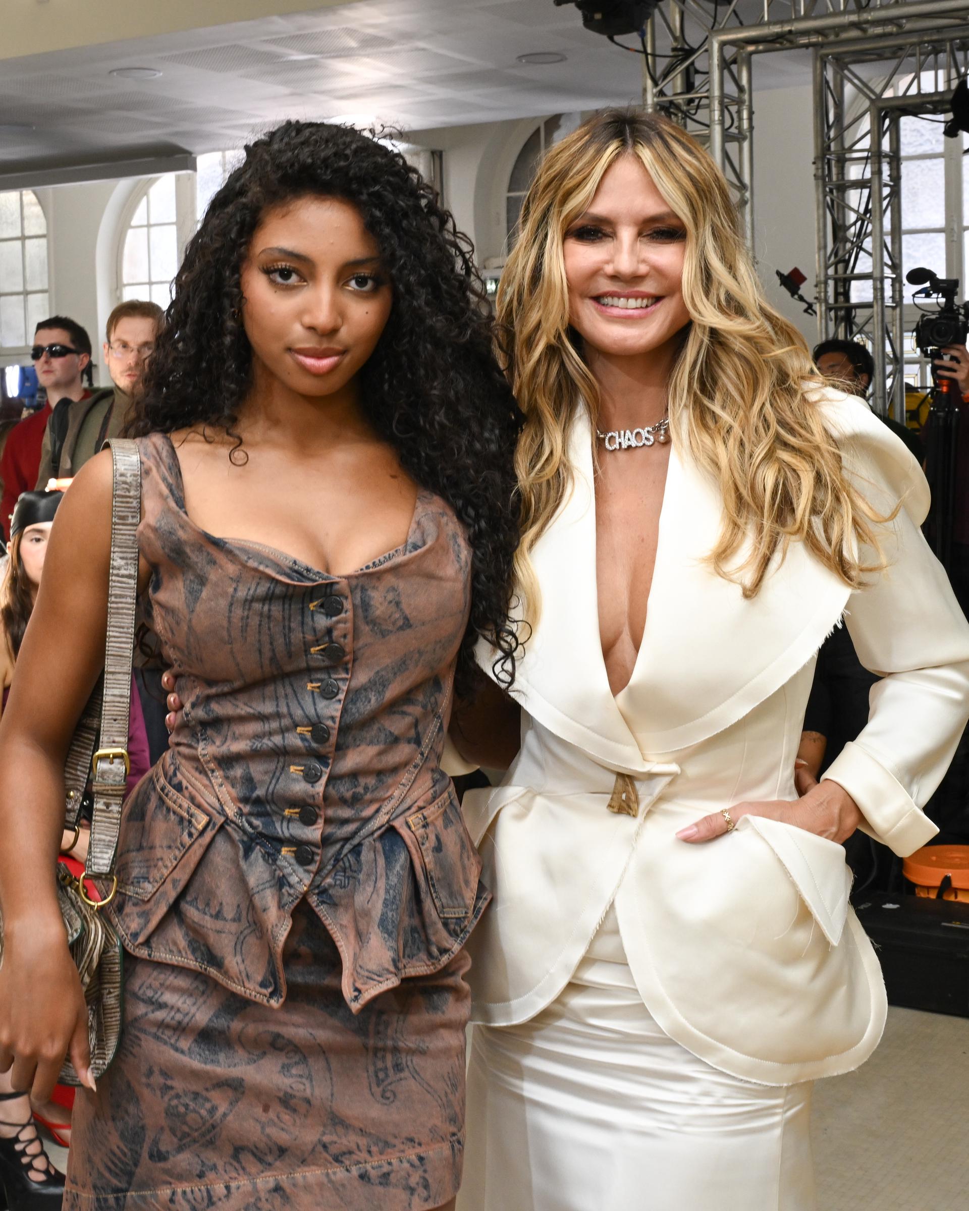 Ya casi al final de la primera Semana de la Moda de París de Lou, madre e hija seguían posando una al lado de la otra, pero Lou ya no parecía la niña a la que Heidi estaba introduciendo en su mundo. Se la veía cada vez más a gusto ocupando su propio lugar en él. | Fuente: Getty Images