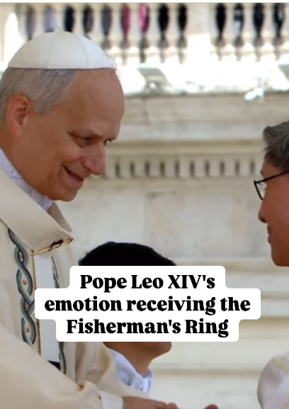 El papa León XIV estrechando la mano del Cardenal Tagle tras recibir el Anillo del Pescador, fechado el 18 de mayo de 2025 | Fuente: Instagram/catholicnewsagency