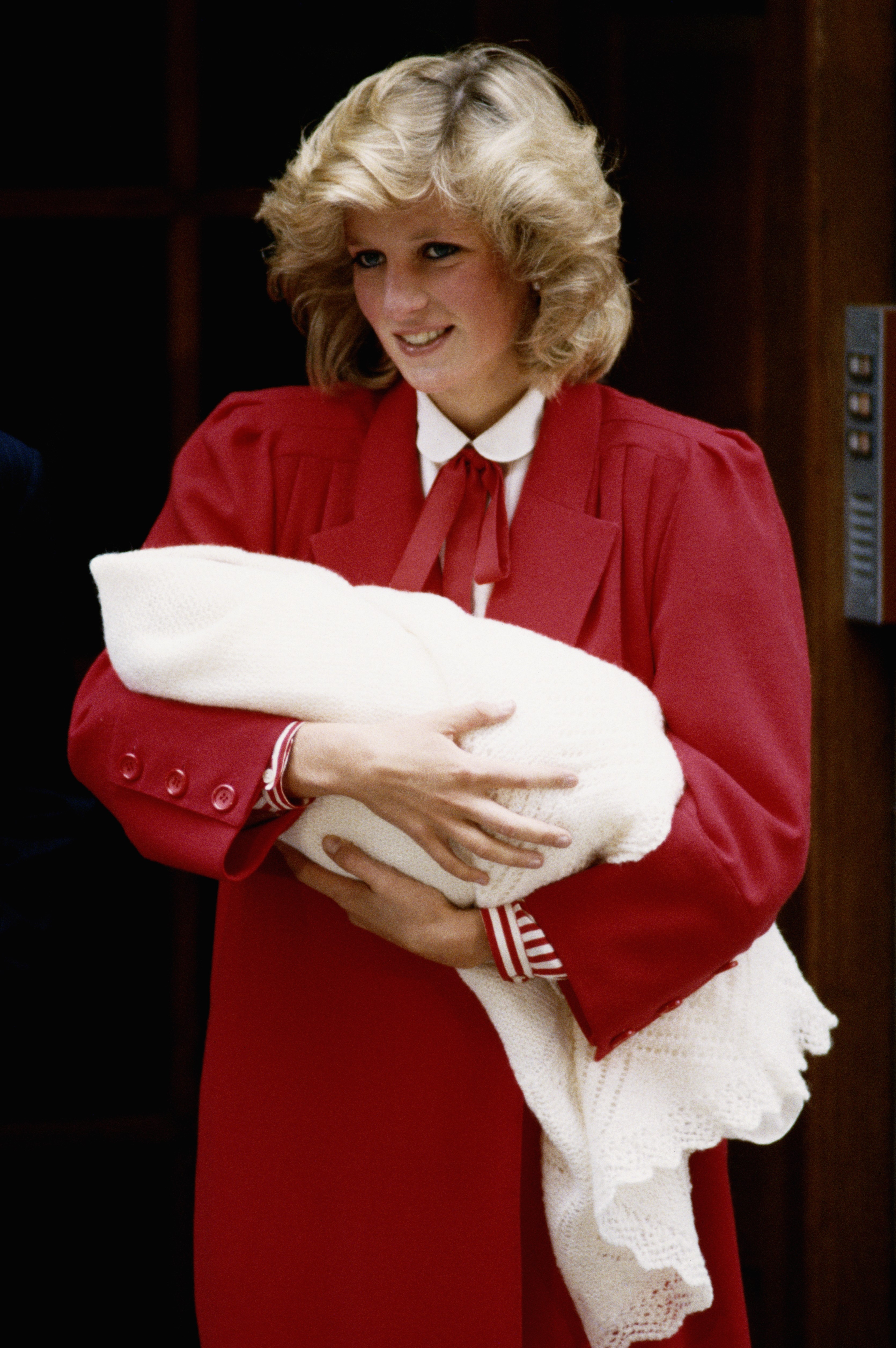 La princesa Diana con su segundo hijo recién nacido, el príncipe Harry, en el hospital St. Mary de Londres, septiembre de 1984. | Foto: Getty Images
