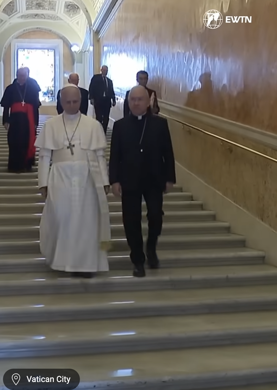 El papa León XIV visitando el apartamento papal en el Palacio Apostólico, de un vídeo fechado el 12 de mayo de 2025. | Fuente: YouTube/EWTNcatholictv
