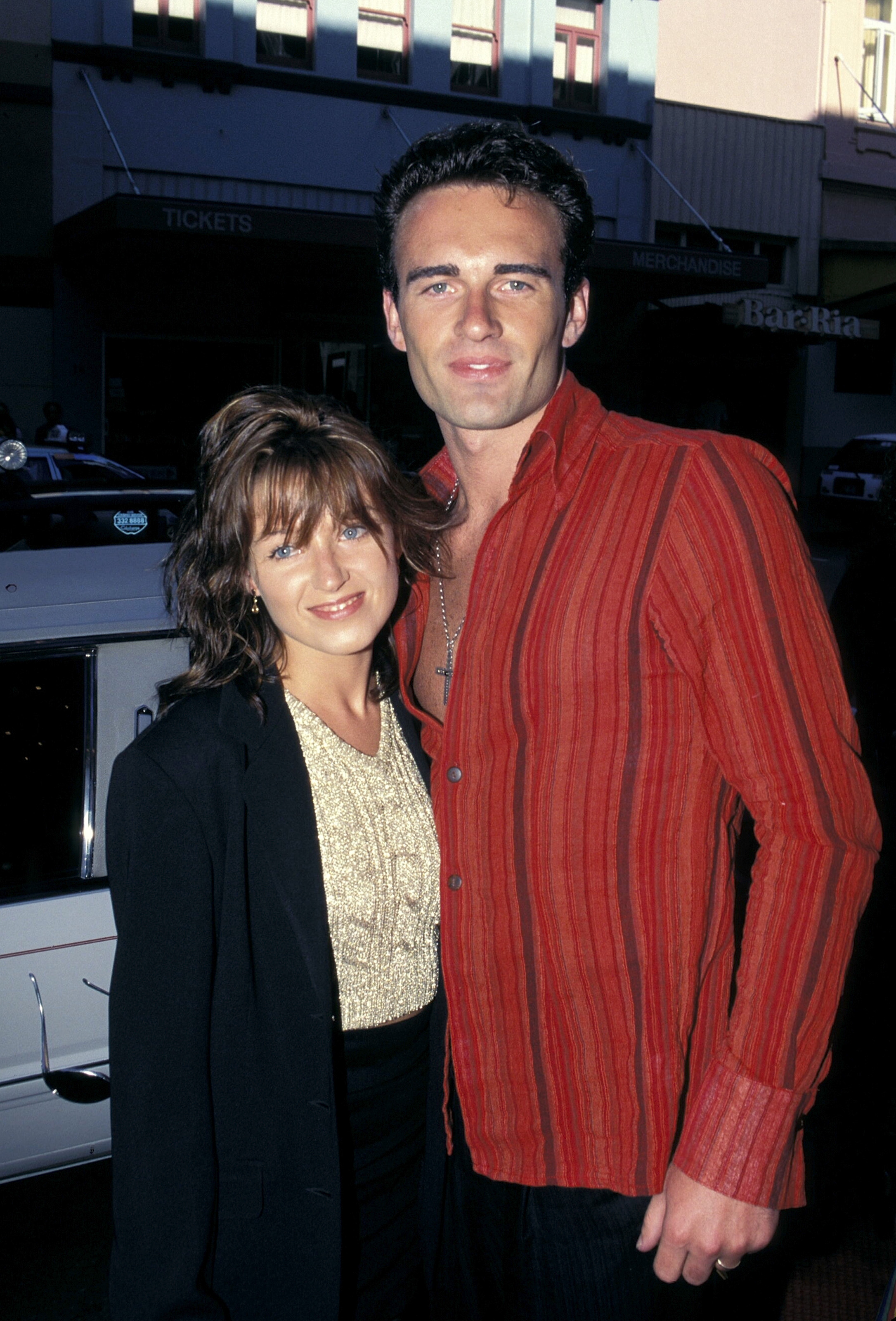 Dannii Minogue y Julian McMahon durante el estreno del musical "Cats" en 1995 en Sídney, Nueva Gales del Sur | Fuente: Getty Images