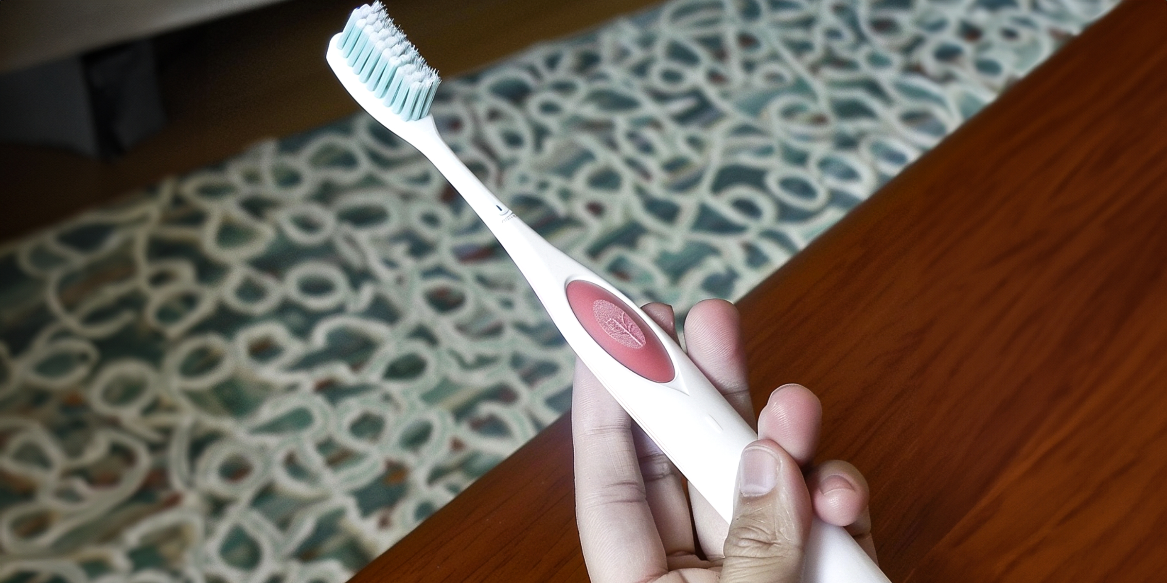 Alguien sujetando un cepillo de dientes | Fuente: Amomama
