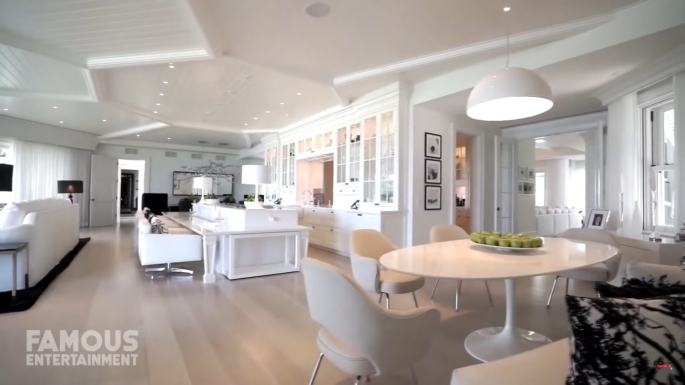 Vista interior de la casa diáfana de Céline Dion en Jupiter Island, Florida | Fuente: YouTube/CNBCPrime