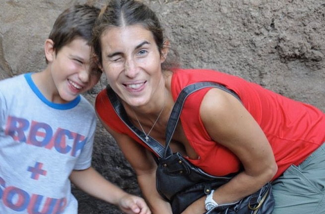 Valentín Yankelevich durante su niñez posando junto a su madre Romina Yan | Fuente: Instagram/ valenyan_