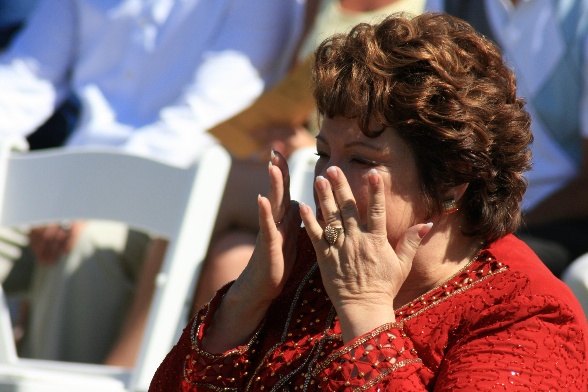 Una mujer mayor cubriendo parte de su rostro con sus manos. | Foto: Flickr/Quinn Dombrowski